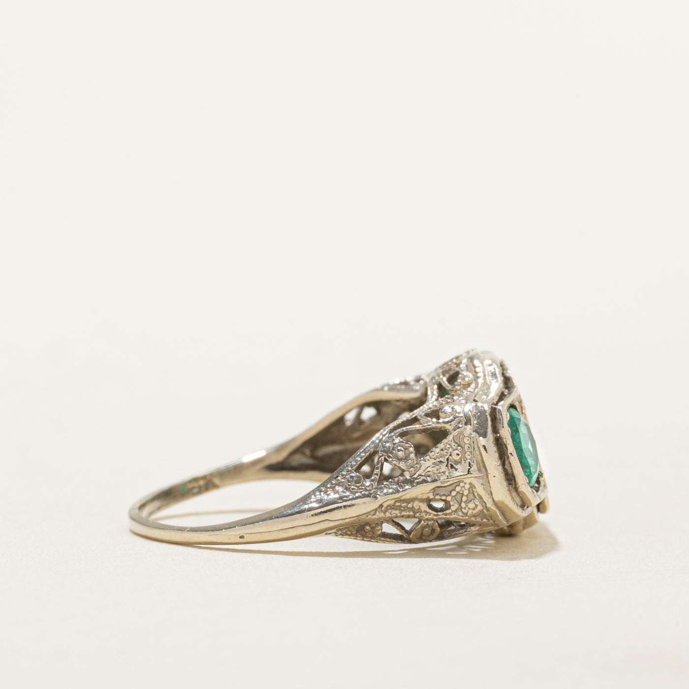 Bague Art Déco ornée de diamants et d'émeraudes | 0,62 ct, 0,50 ct au total | Taille 5,5 |