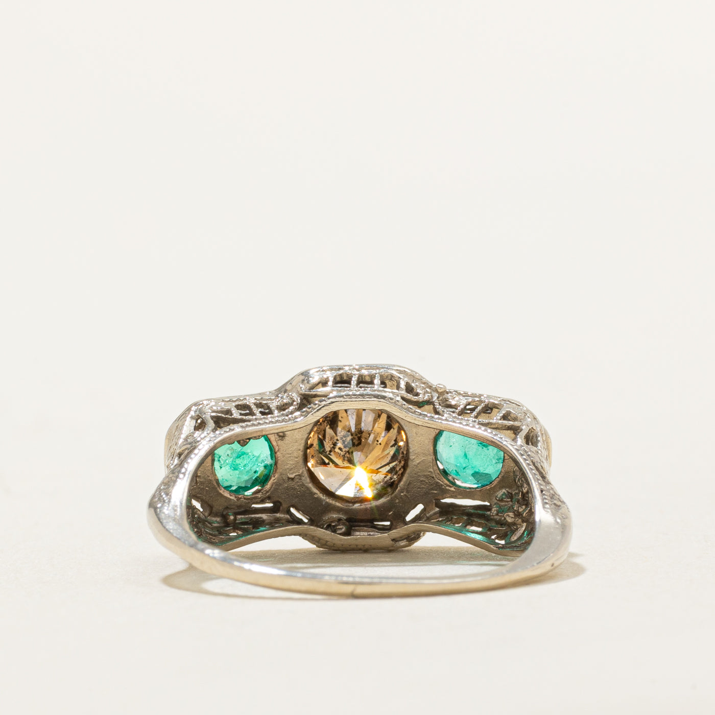 Bague Art Déco ornée de diamants et d'émeraudes | 0,62 ct, 0,50 ct au total | Taille 5,5 |