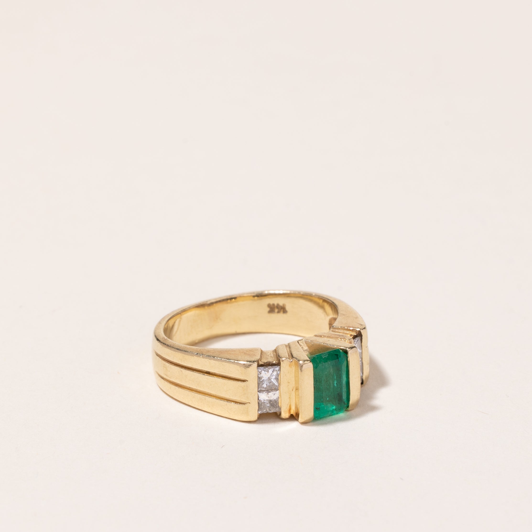 Bague en or jaune 14 carats, émeraude et diamants | 1,02 ct, 0,27 ct au total | Taille 4,75 