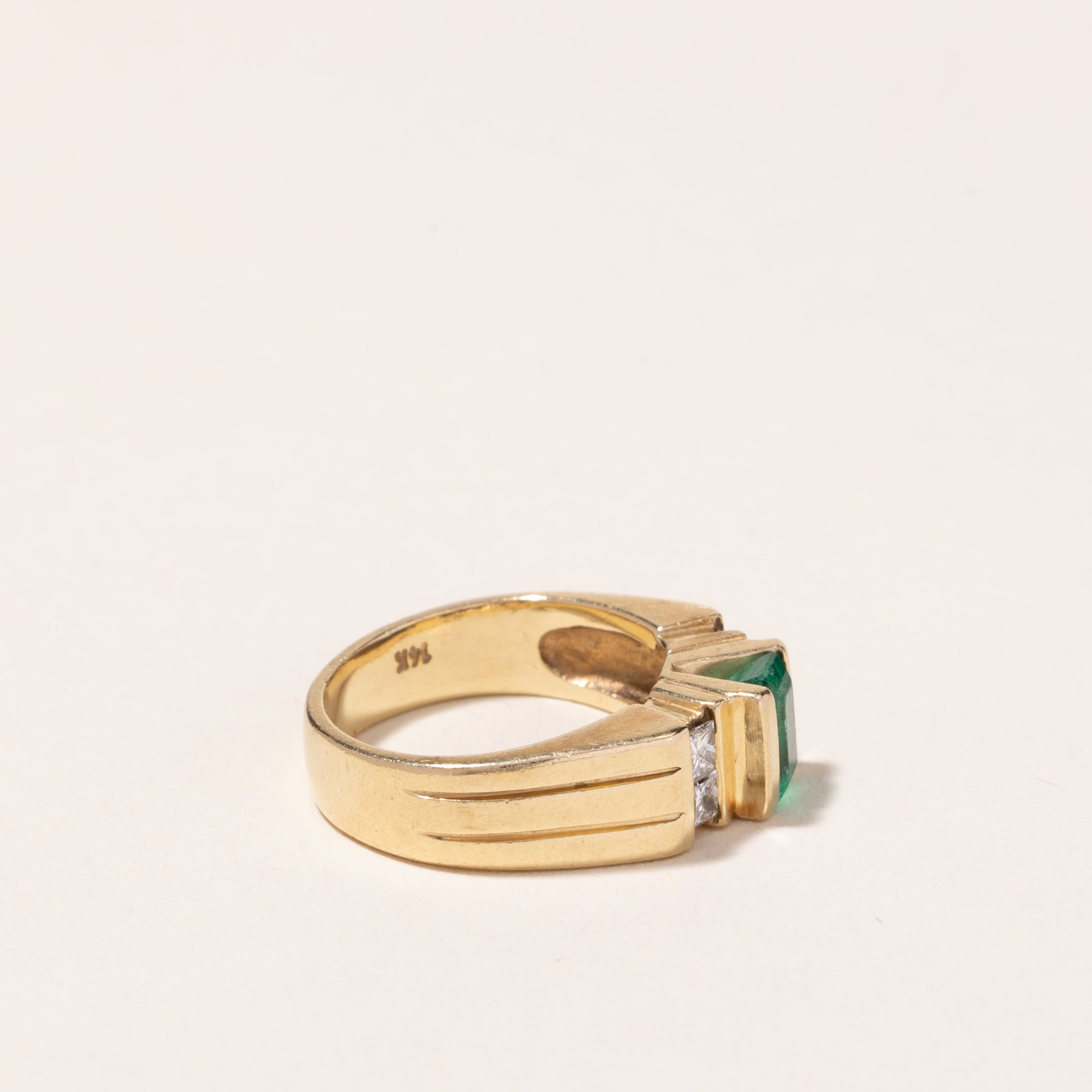 Bague en or jaune 14 carats, émeraude et diamants | 1,02 ct, 0,27 ct au total | Taille 4,75 