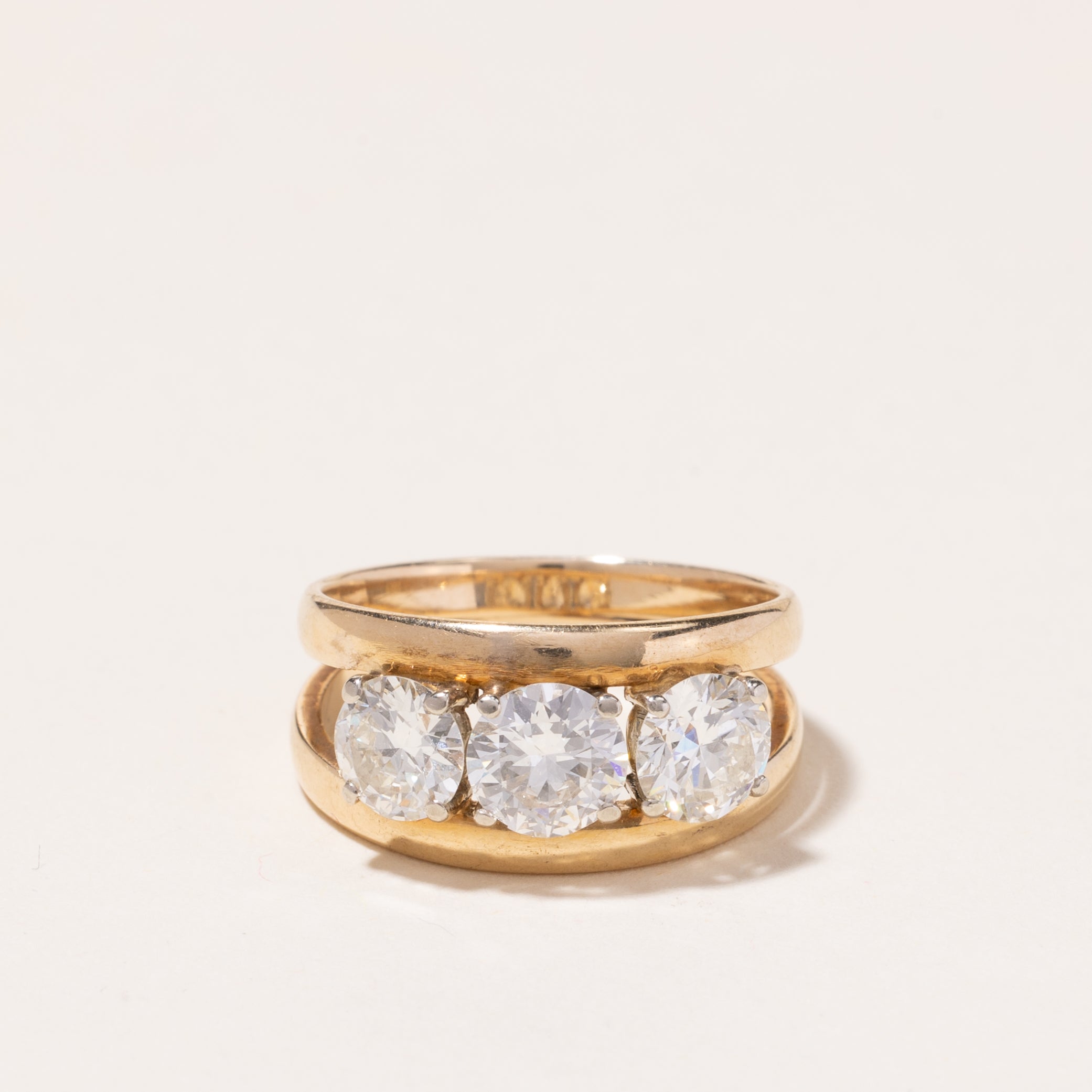 Bague trois diamants en or jaune poinçonné viennois des années 1930 | 2,61 ct au total, pureté SI2-I1, couleur H/I | Taille 7 
