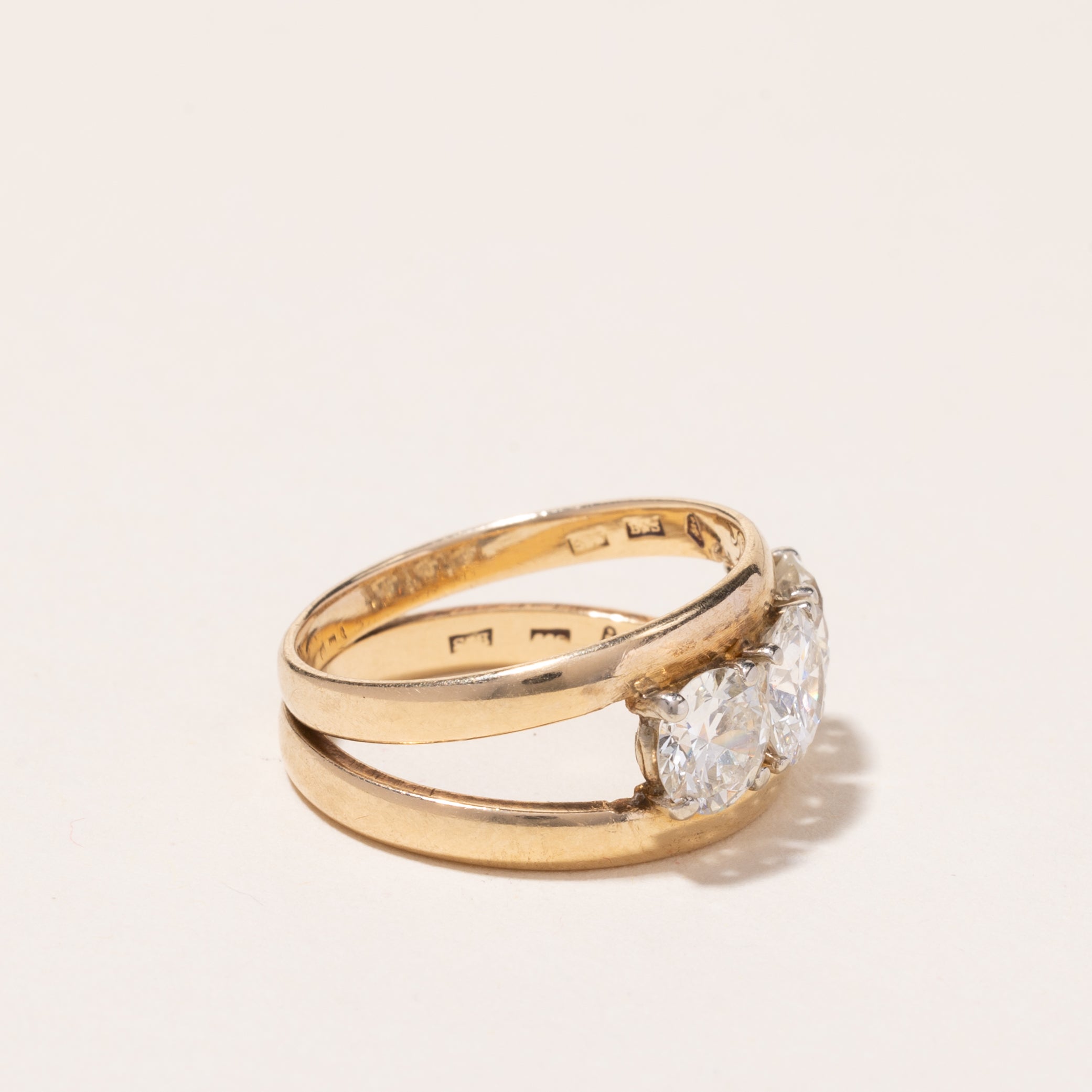 Bague trois diamants en or jaune poinçonné viennois des années 1930 | 2,61 ct au total, pureté SI2-I1, couleur H/I | Taille 7 