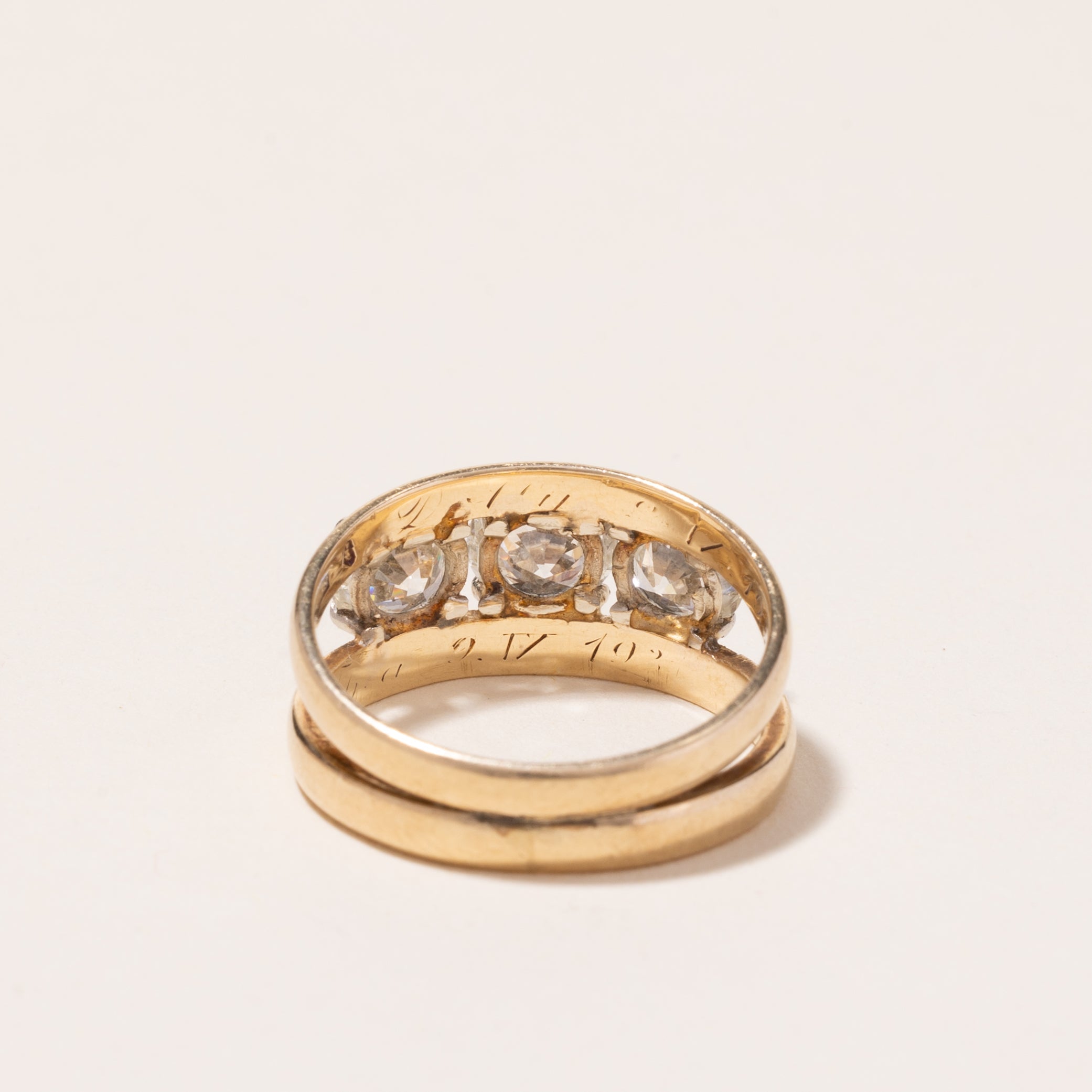 Bague trois diamants en or jaune poinçonné viennois des années 1930 | 2,61 ct au total, pureté SI2-I1, couleur H/I | Taille 7 