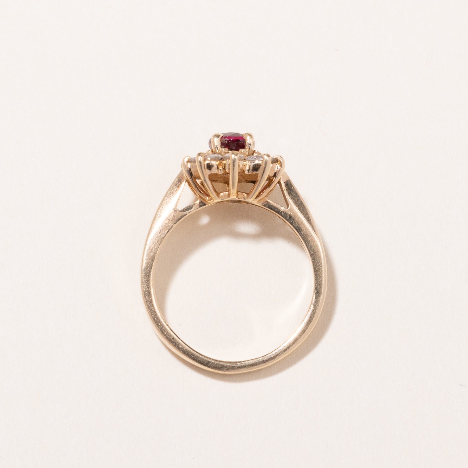 Bague en or jaune 14 carats sertie de rubis et de diamants | 0,59 ct, 0,48 ct au total | Taille 5 