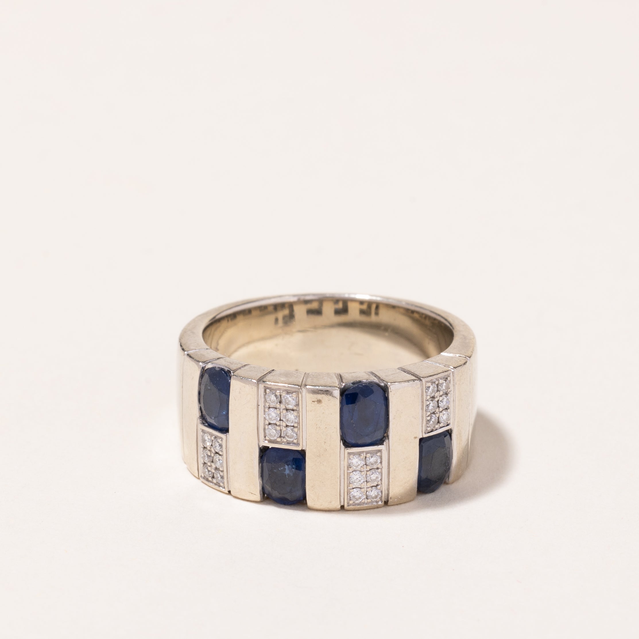 Bague en or blanc 14 carats, saphirs et diamants | 1,82 ct au total, 0,15 ct au total | Taille 8,75 