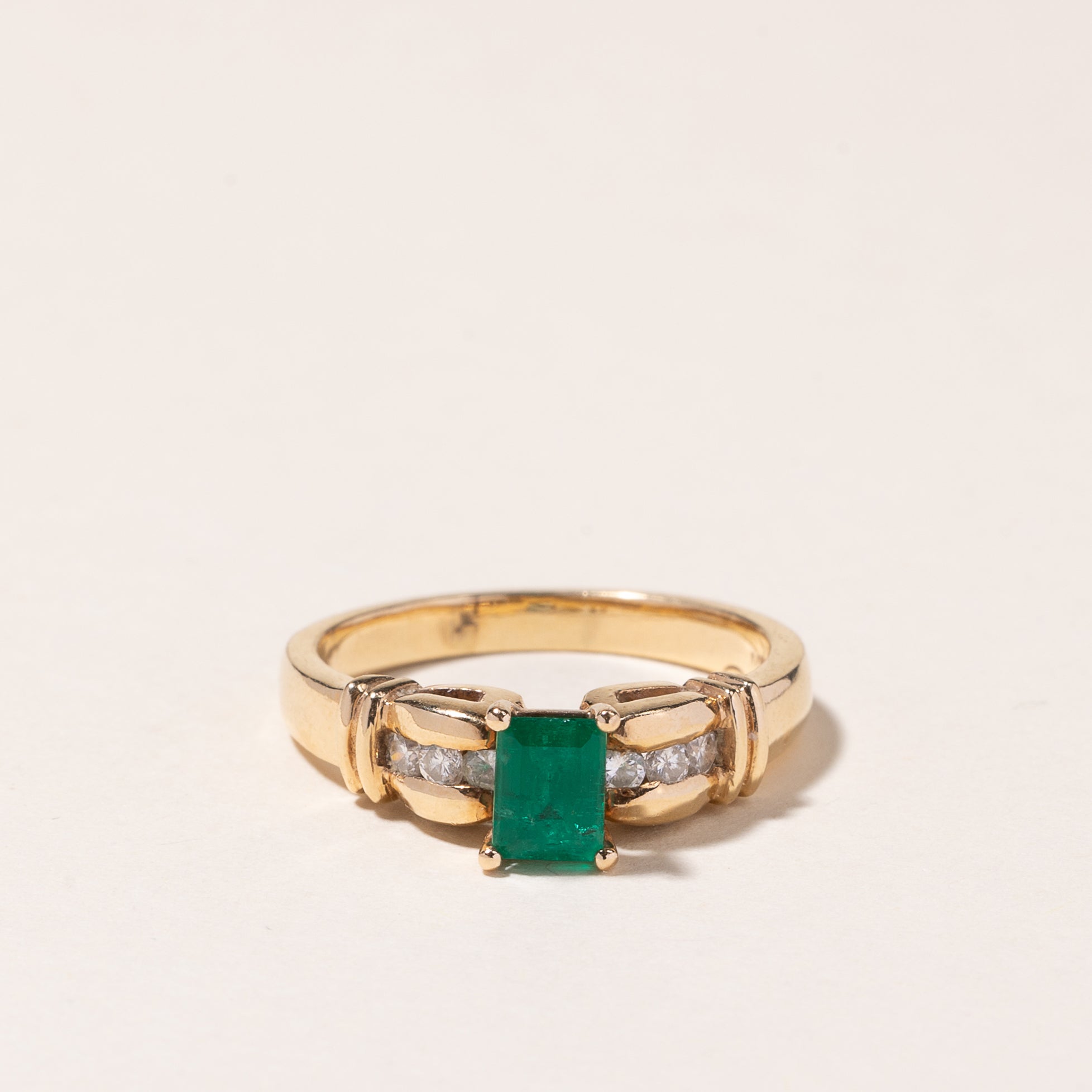 Bague en or jaune 14 carats sertie d'émeraudes et de diamants | 0,60 ct, 0,20 ct au total | Taille 7,5 