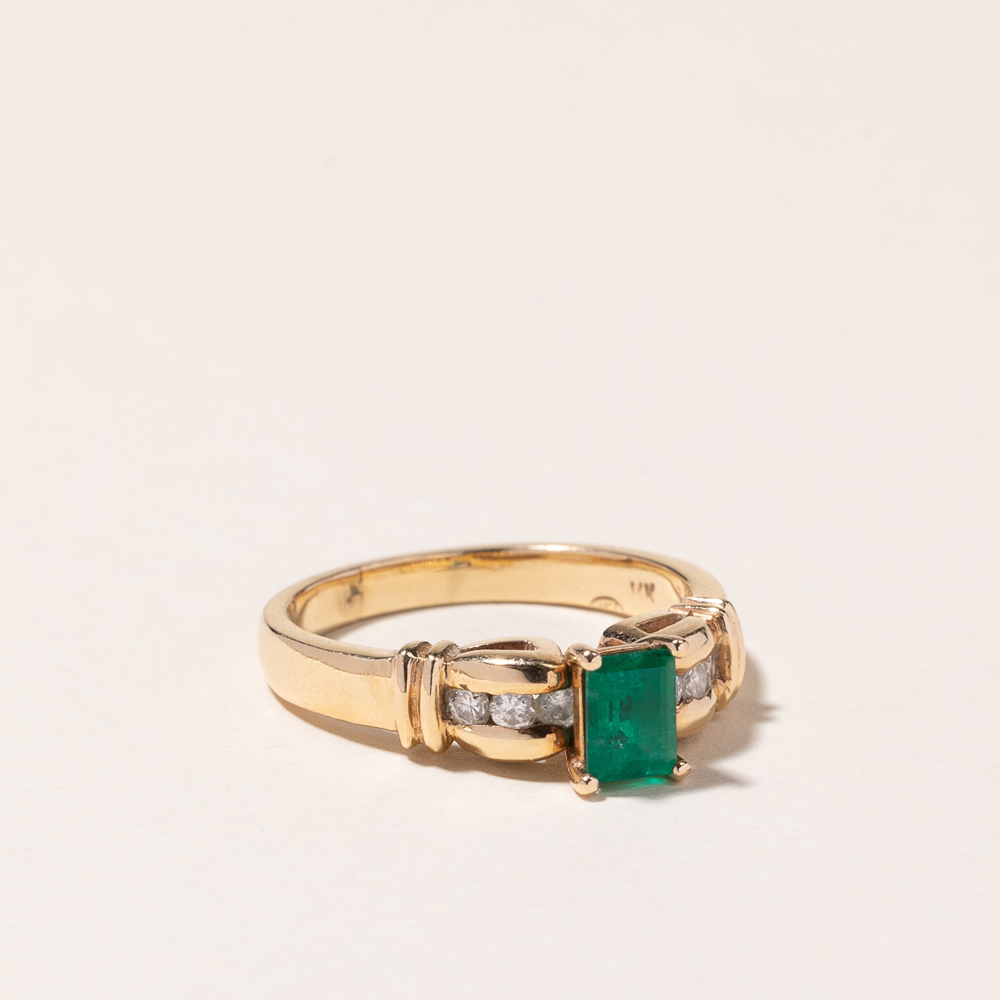 Bague en or jaune 14 carats sertie d'émeraudes et de diamants | 0,60 ct, 0,20 ct au total | Taille 7,5 