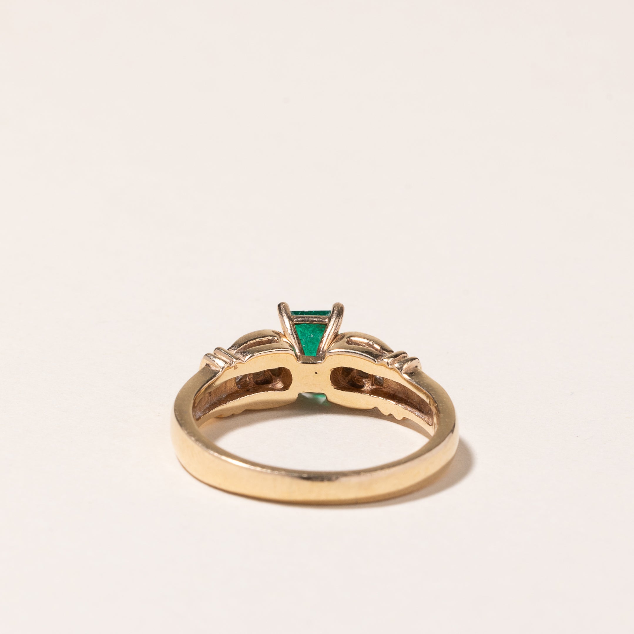 Bague en or jaune 14 carats sertie d'émeraudes et de diamants | 0,60 ct, 0,20 ct au total | Taille 7,5 