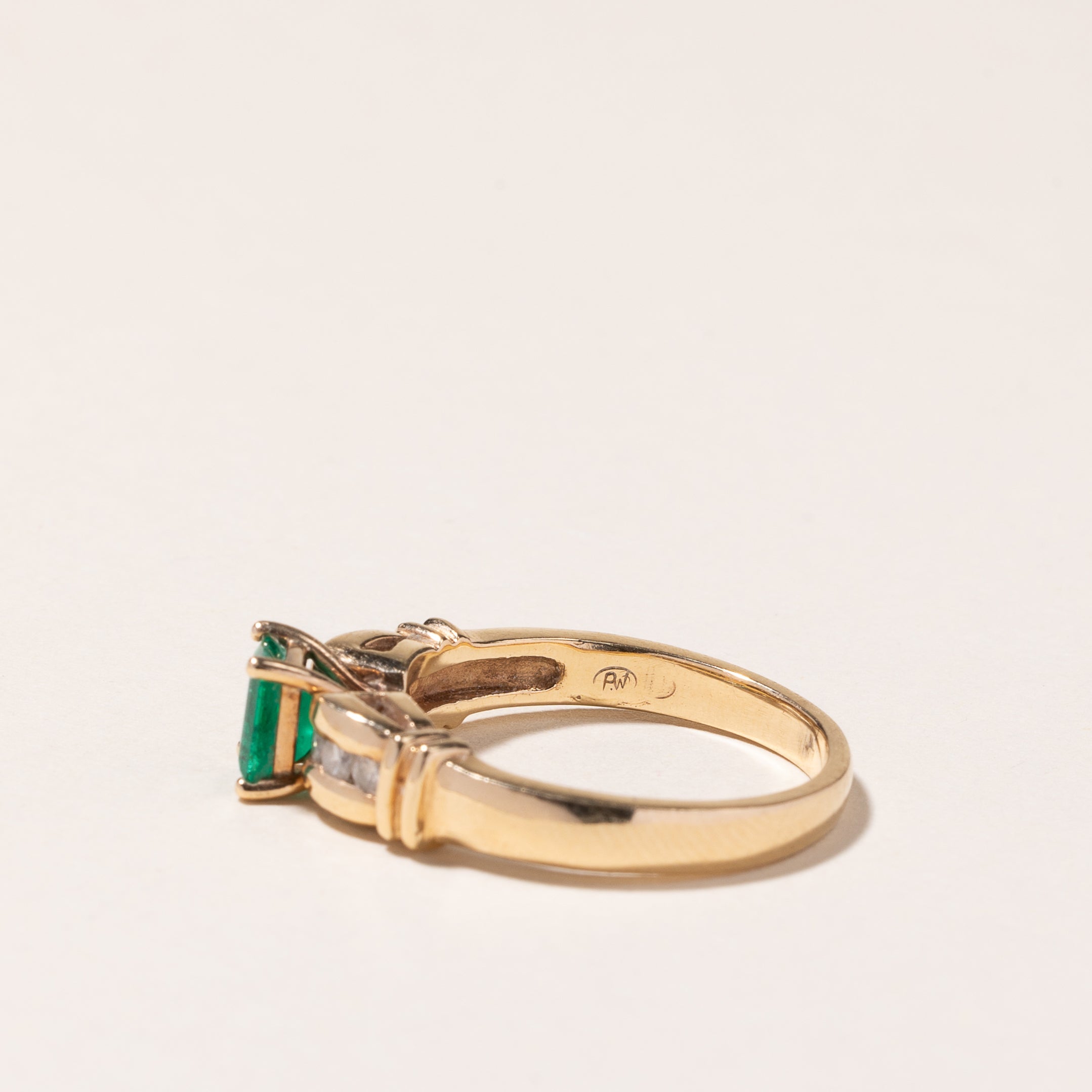Bague en or jaune 14 carats sertie d'émeraudes et de diamants | 0,60 ct, 0,20 ct au total | Taille 7,5 