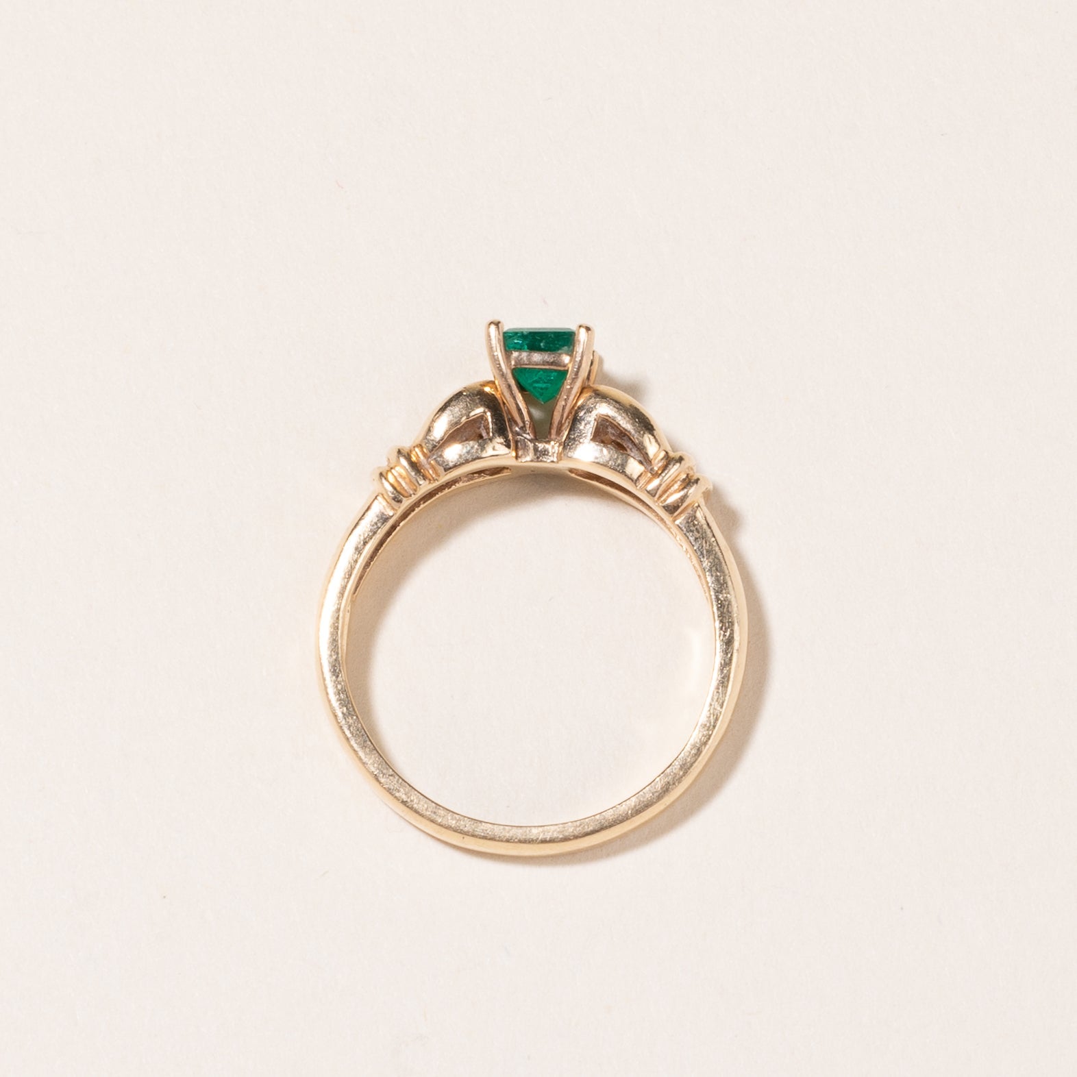 Bague en or jaune 14 carats sertie d'émeraudes et de diamants | 0,60 ct, 0,20 ct au total | Taille 7,5 