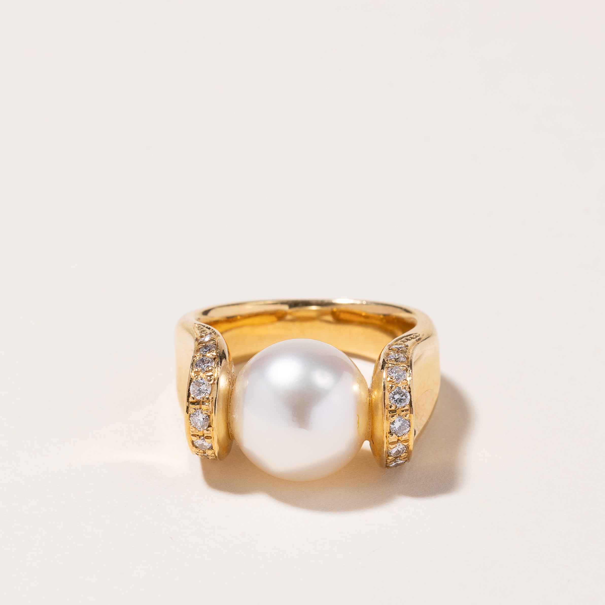 Bague en or jaune 18 carats, perle des mers du Sud et diamants | 11,50-11,80 mm, 0,30 ct | Taille 6 