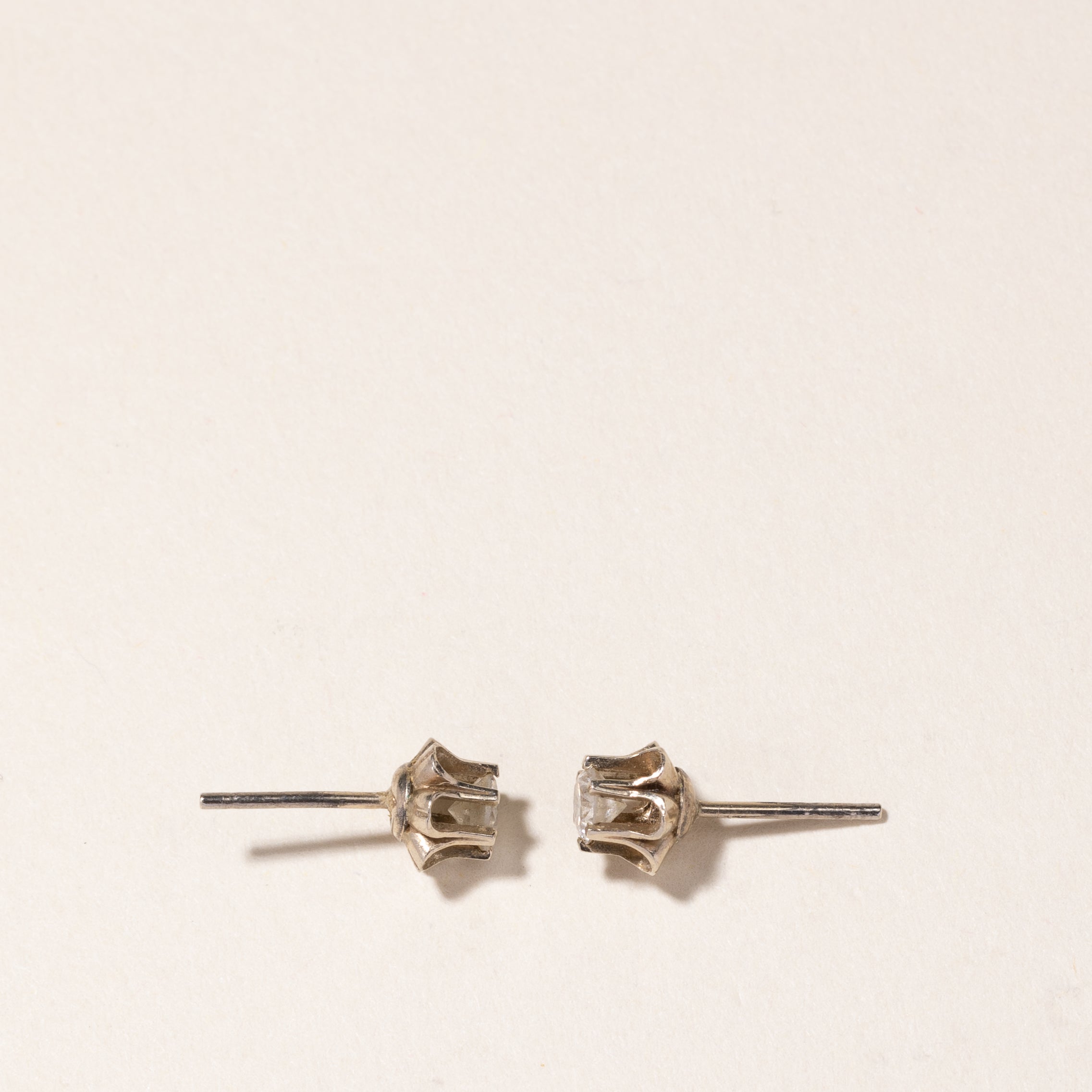 Boucles d'oreilles puces en or blanc 10 carats et diamants | 0,48 ct au total 