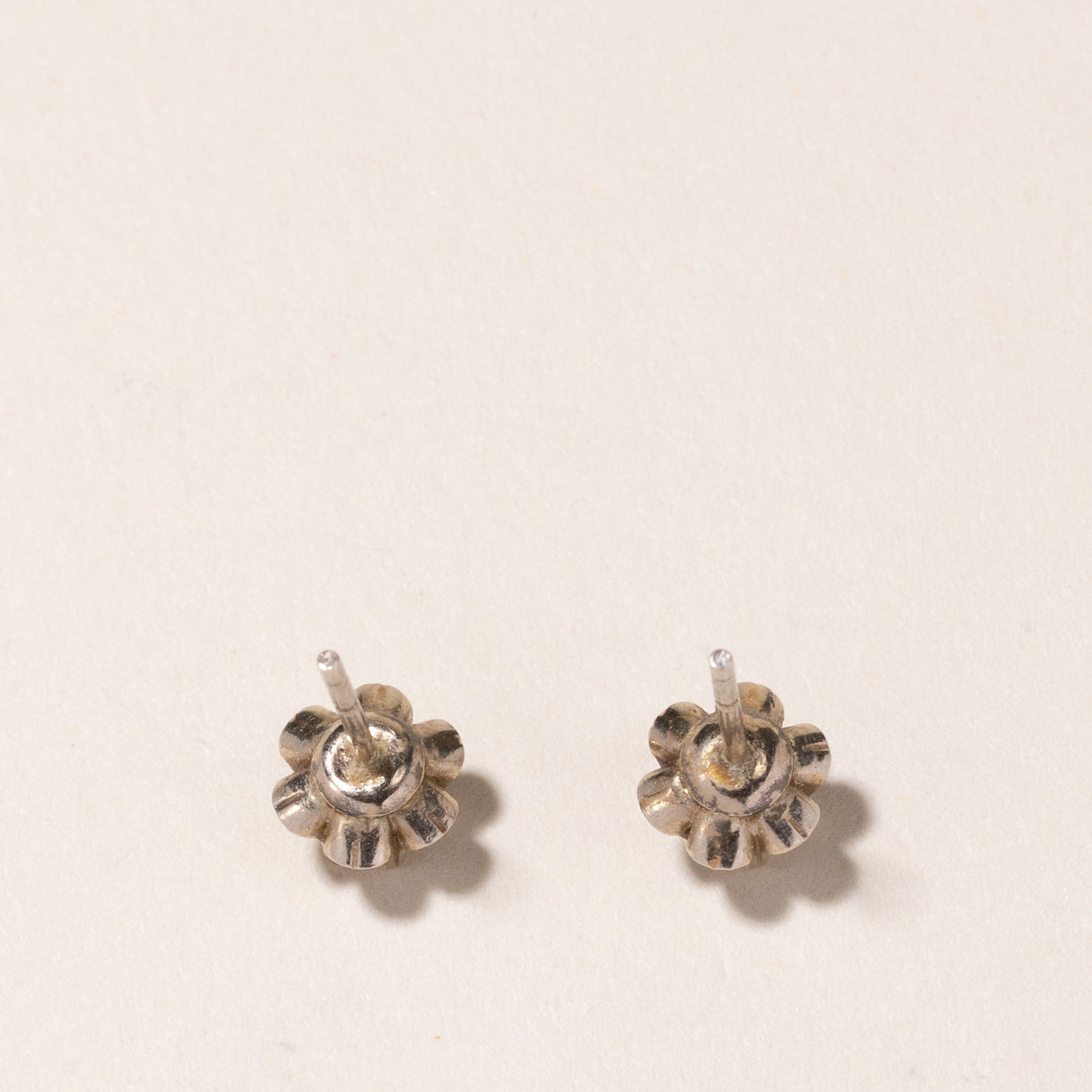 Boucles d'oreilles puces en or blanc 10 carats et diamants | 0,48 ct au total 