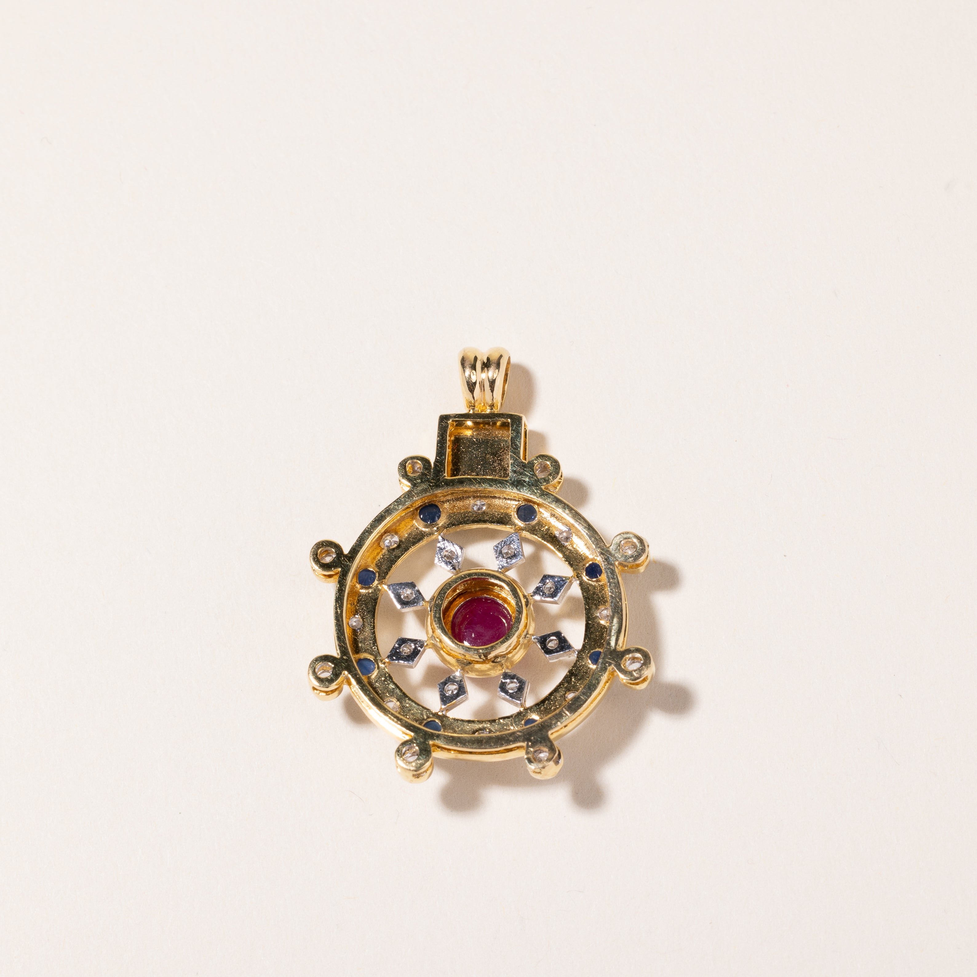 Pendentif en or jaune 18 carats avec jade, rubis et saphir | 6,80 x 5,20 x 0,80 mm, 1,42 ct, 1,21 ct au total, 0,50 ct au total | 
