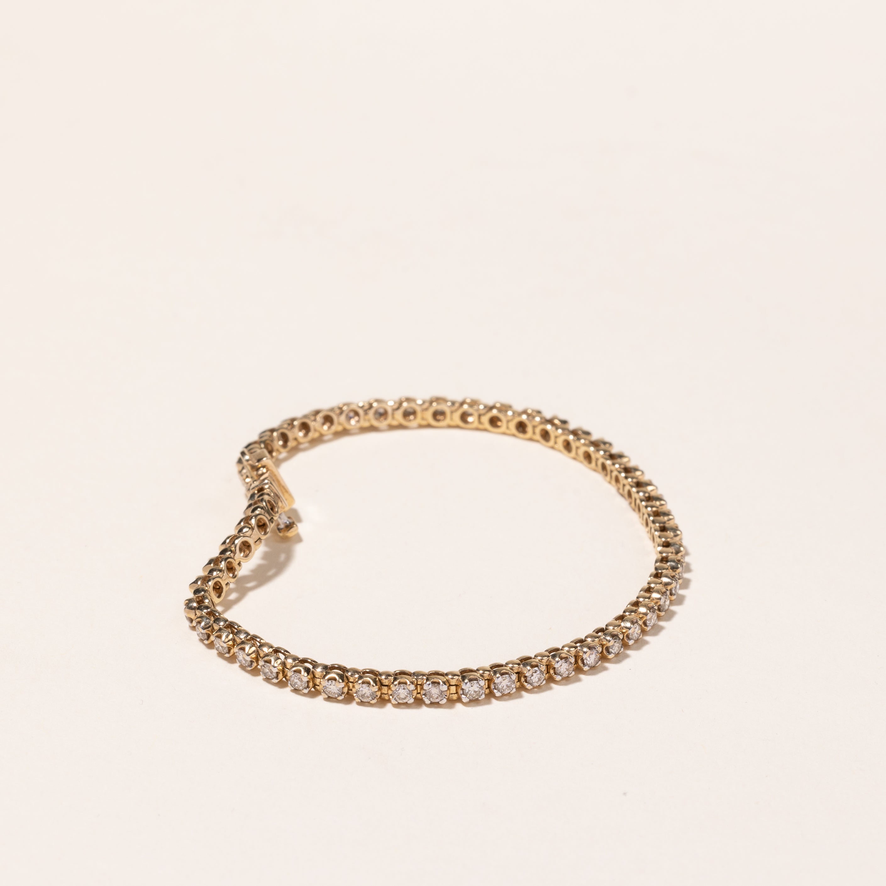 Bracelet tennis en or jaune 10 carats et diamants | 2,08 ct au total | 18,4 cm 