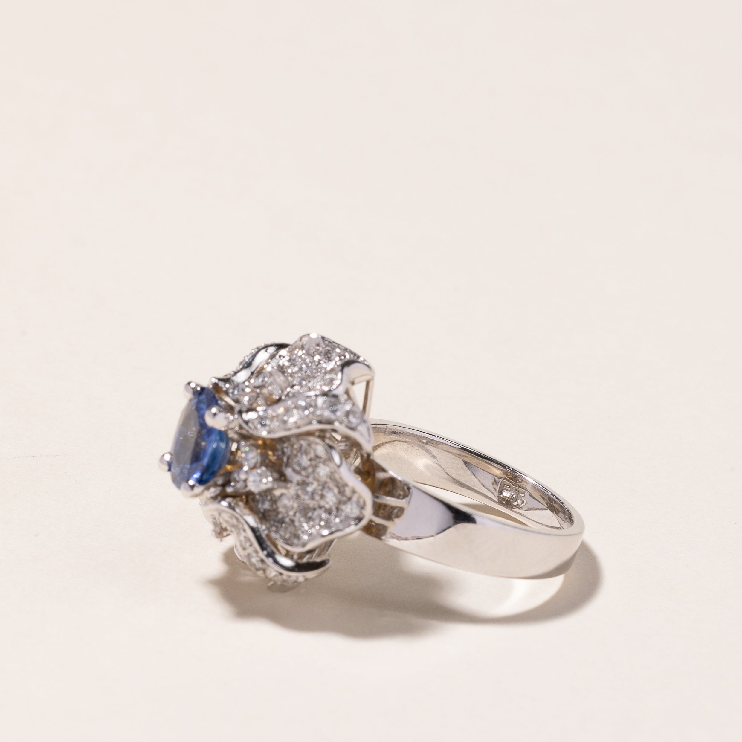 Bague en platine, saphir et diamants | 1,17 ct, 1,00 ct au total | 5,75 