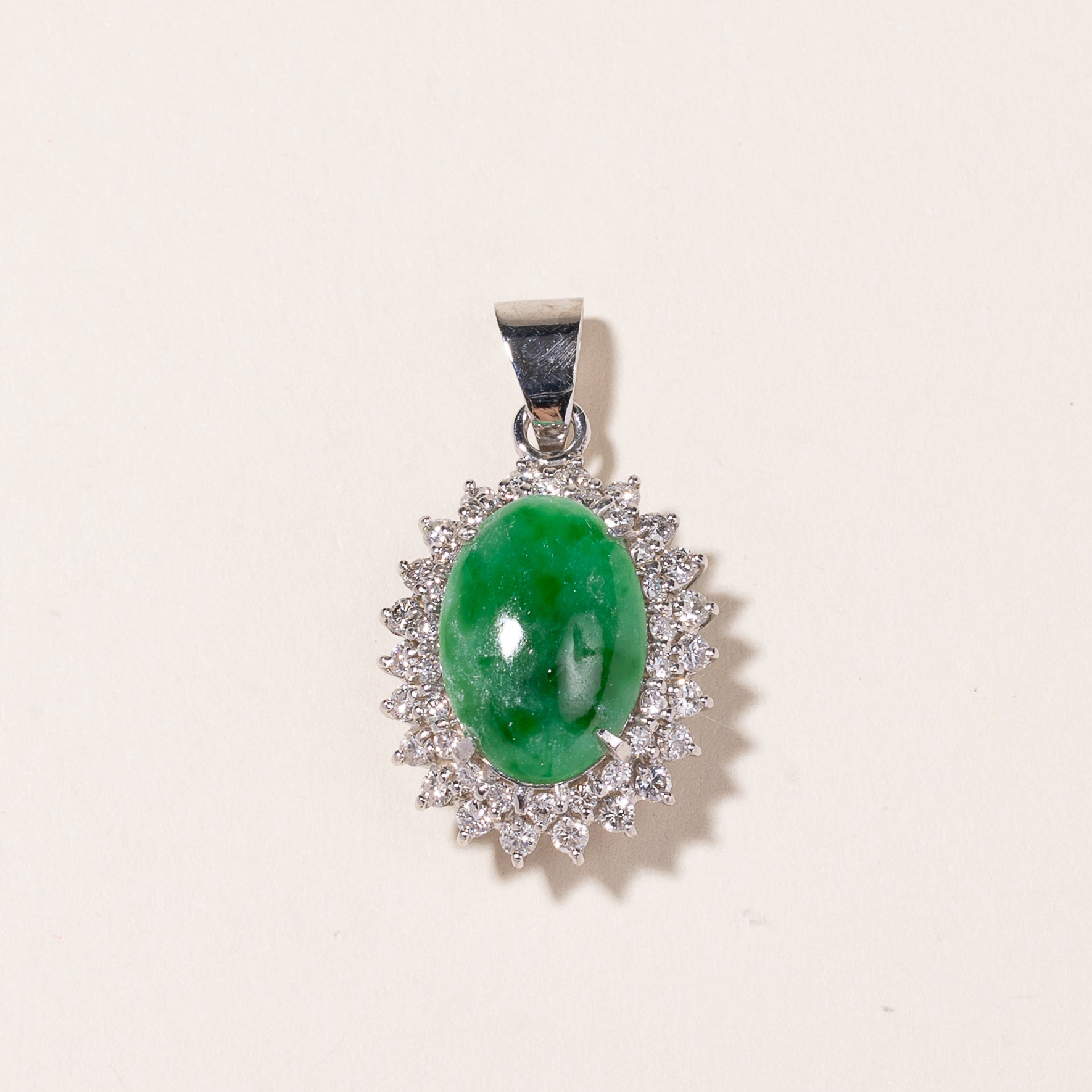 Pendentif en or blanc 14 carats, jade et diamants | 15,70 x 11,00 x 3,00 mm, 1,00 ct au total | 