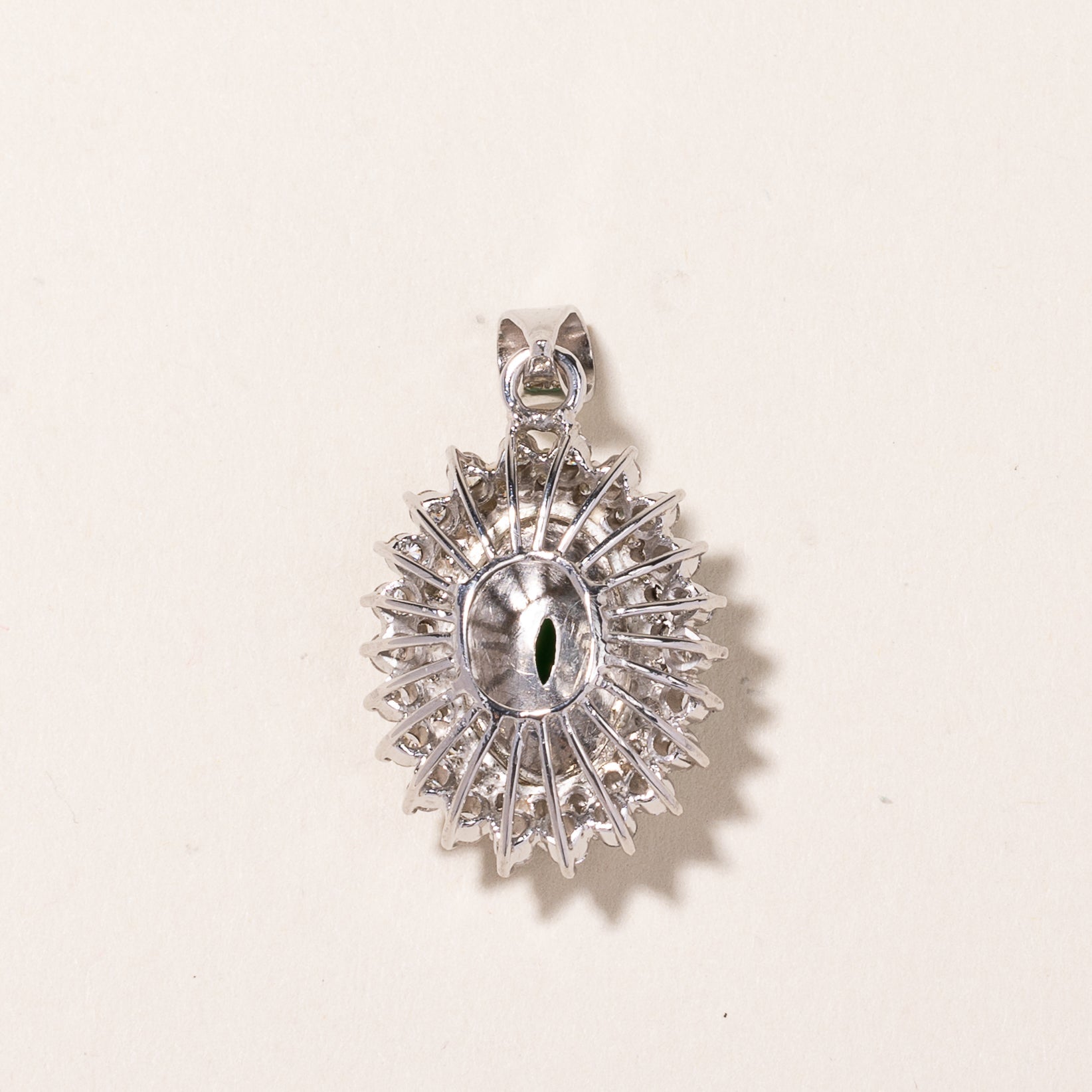 Pendentif en or blanc 14 carats, jade et diamants | 15,70 x 11,00 x 3,00 mm, 1,00 ct au total | 