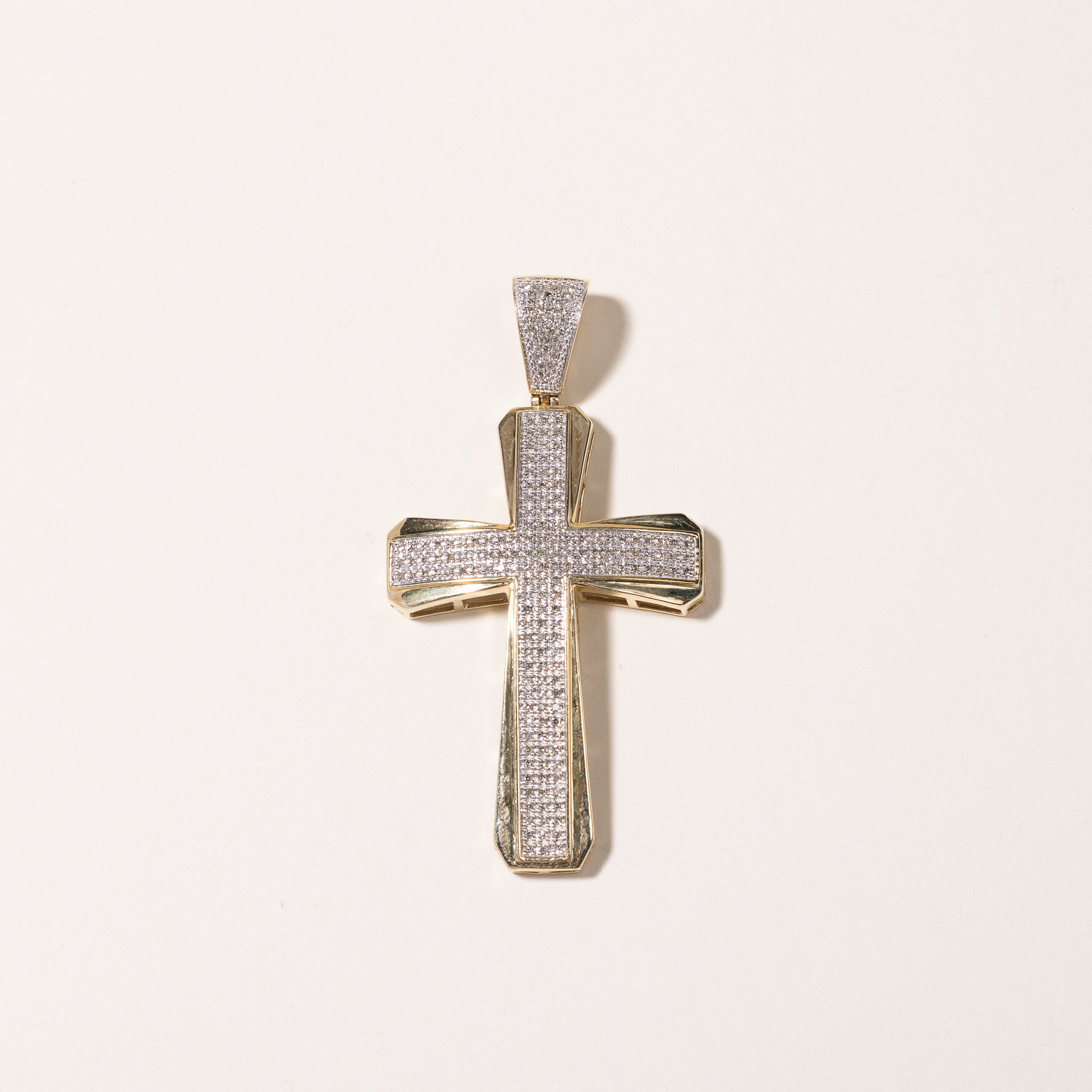 Pendentif croix en or bicolore 10 carats et diamants | 0,32 ct au total | 