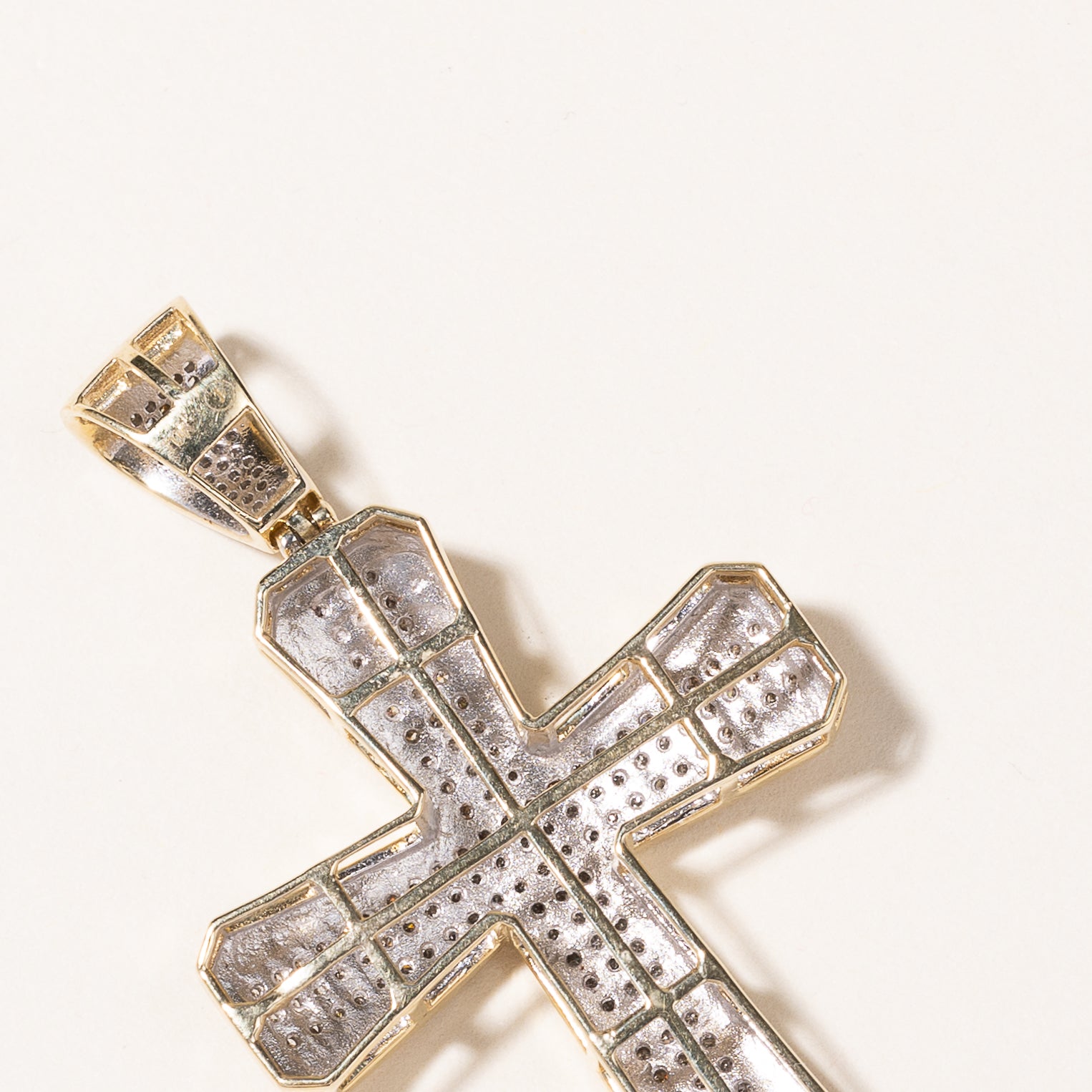 Pendentif croix en or bicolore 10 carats et diamants | 0,32 ct au total | 