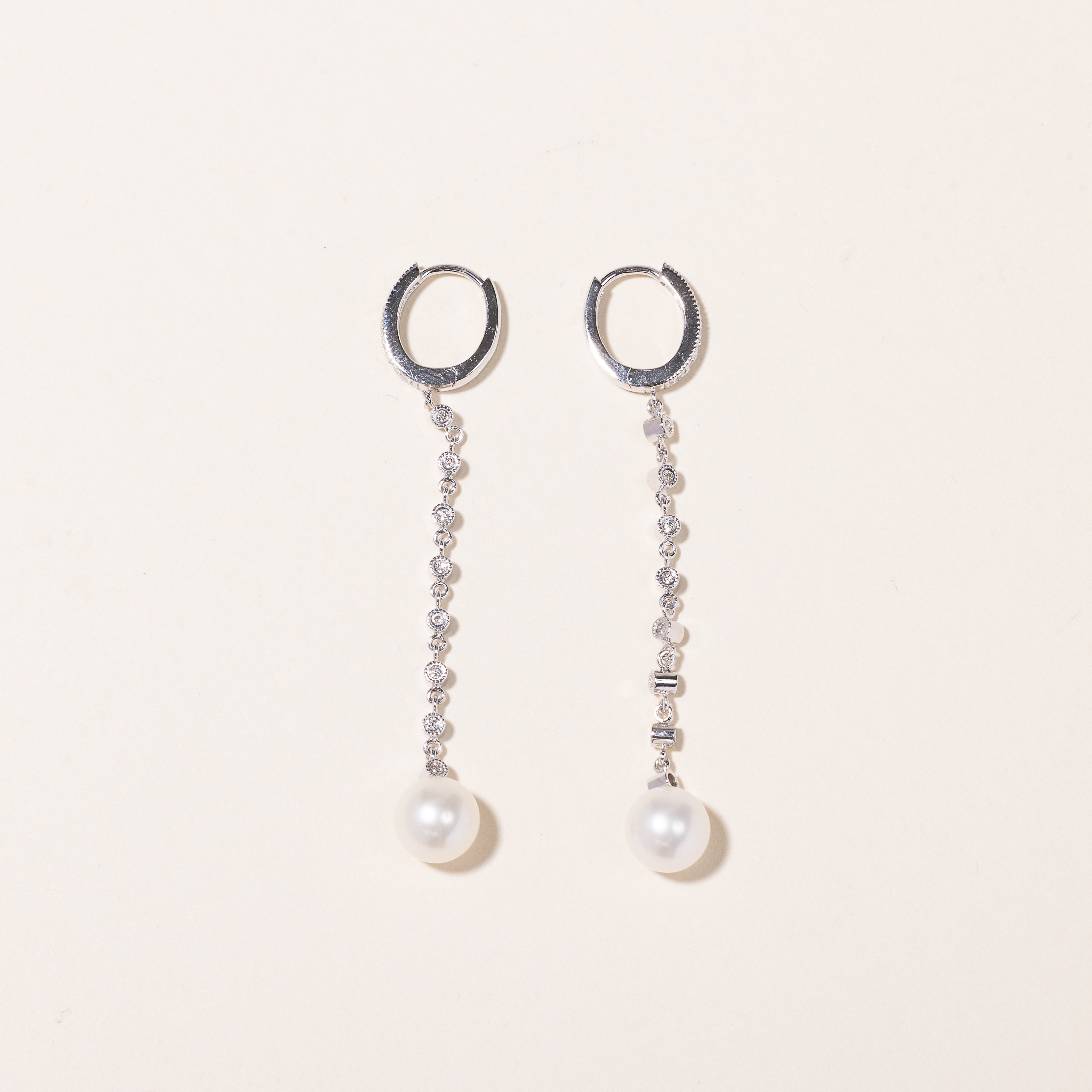 Boucles d'oreilles pendantes en or blanc 18 carats, perles et diamants | 7,70-7,80 mm, 0,26 ct au total 