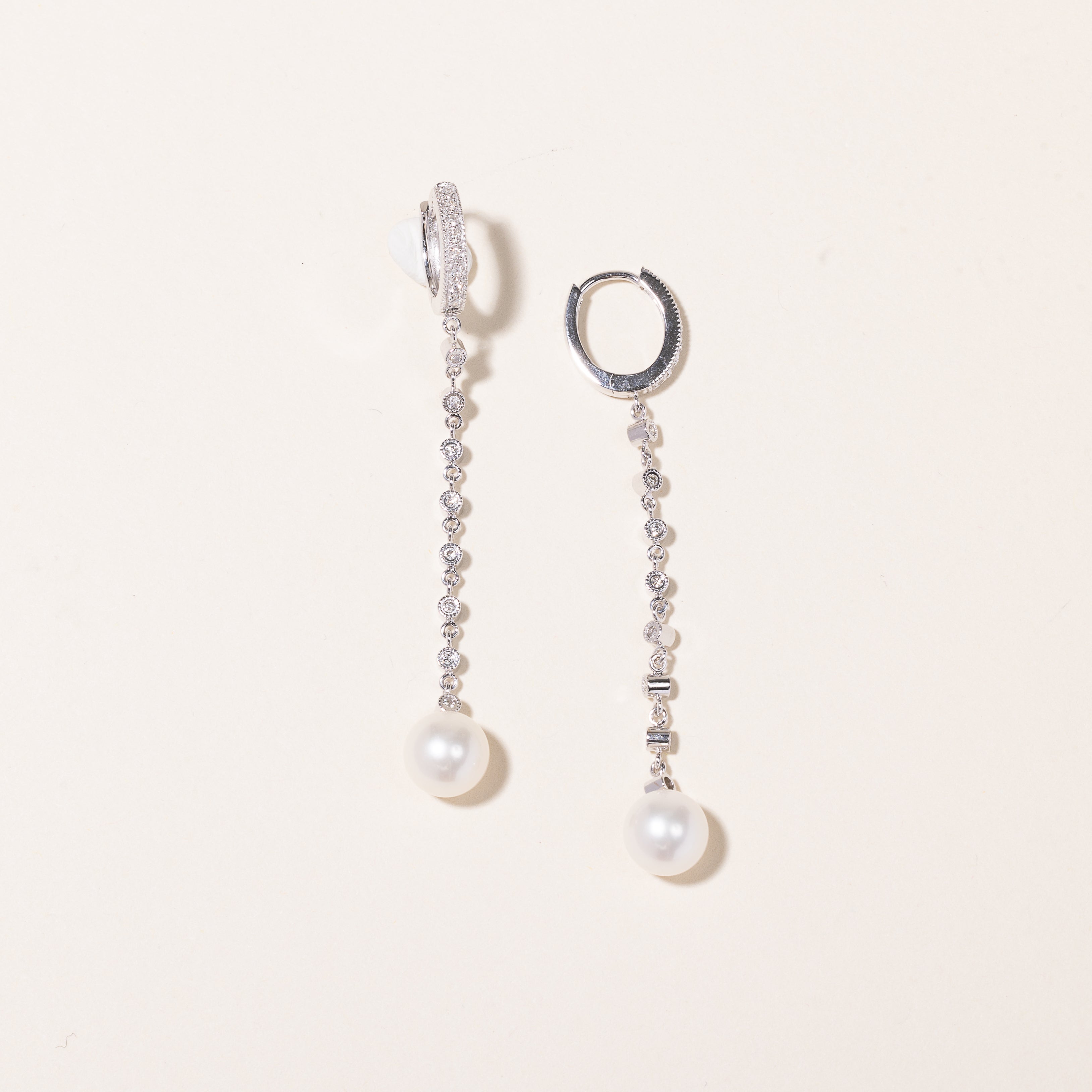 Boucles d'oreilles pendantes en or blanc 18 carats, perles et diamants | 7,70-7,80 mm, 0,26 ct au total 