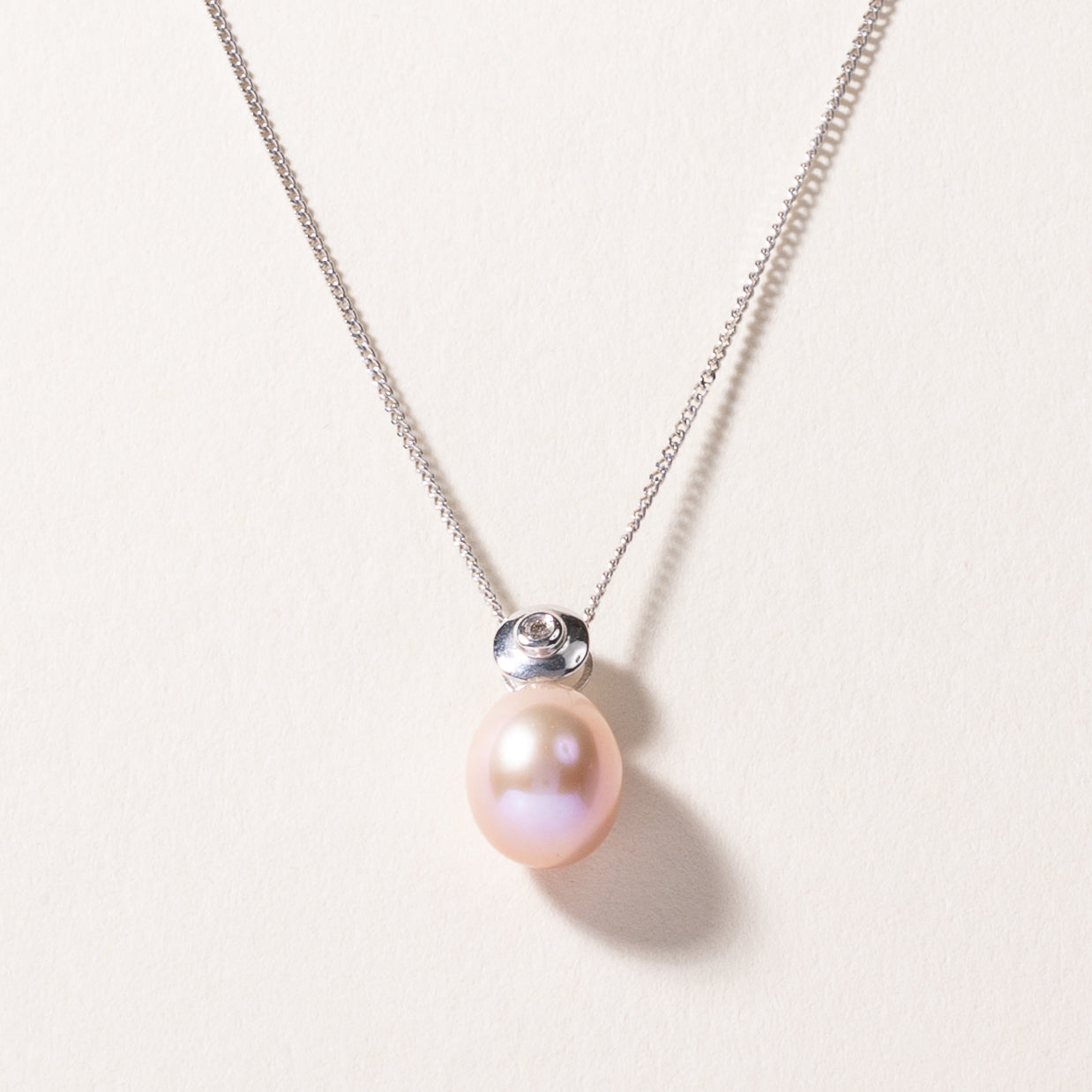 Collier en or blanc 18 carats, perle rose et diamants | 9,60 x 8,30 x 8,00 mm, 0,01 ct | 40,6 cm 
