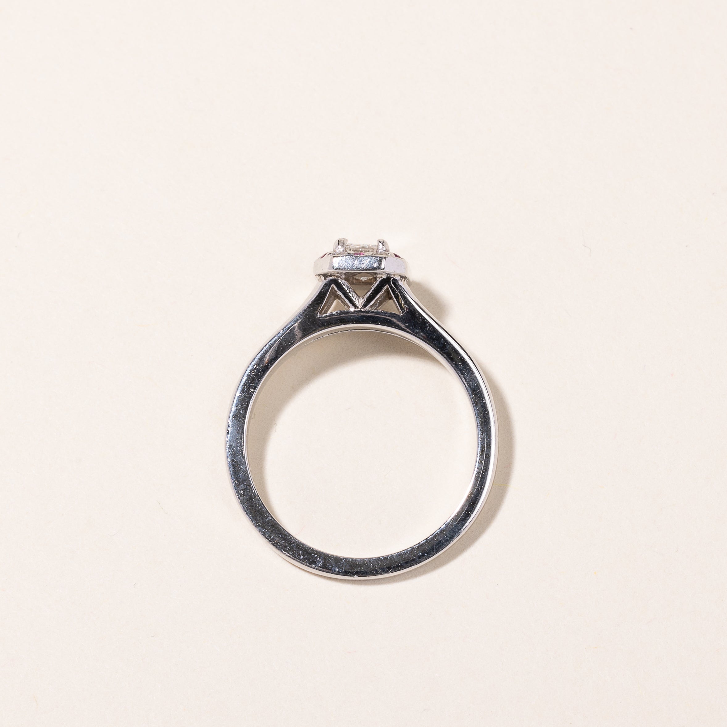 Bague de fiançailles en or blanc 14 carats avec halo de diamants et rubis | 0,08 ct, 0,45 ct | Taille 6,5 