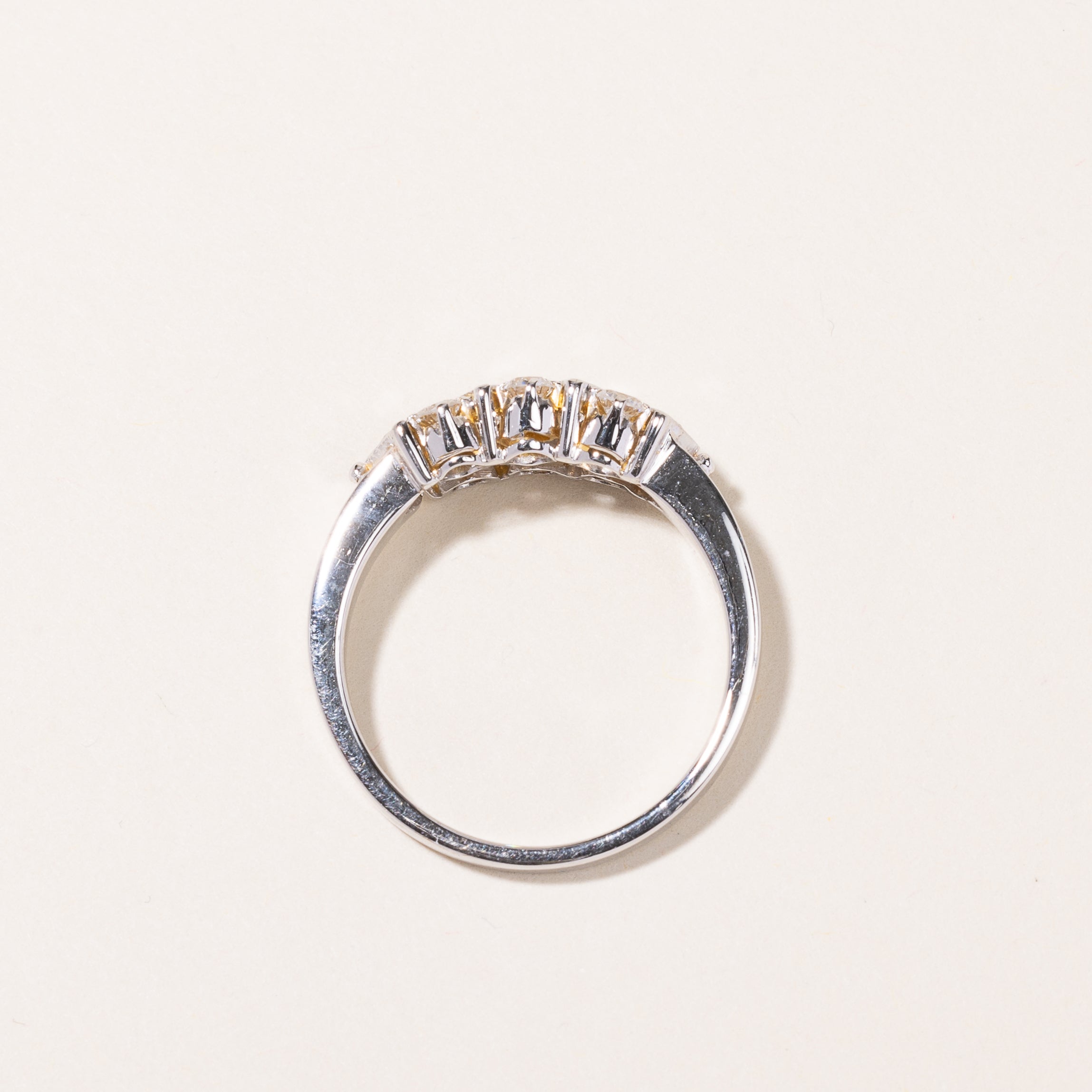 Bague en or blanc 14 carats sertie de trois rangées de diamants | 0,79 ct au total | Taille 8,25 