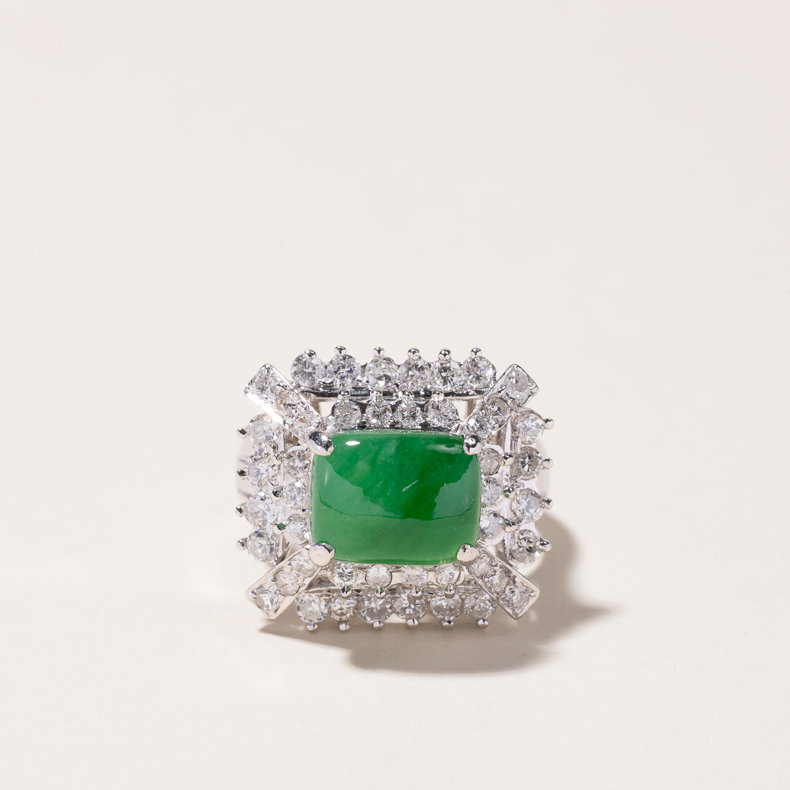Bague en or blanc 14 carats, jade et diamants | 9,60 x 7,50 x 3,50 mm, 0,73 ct | Taille 5,75 