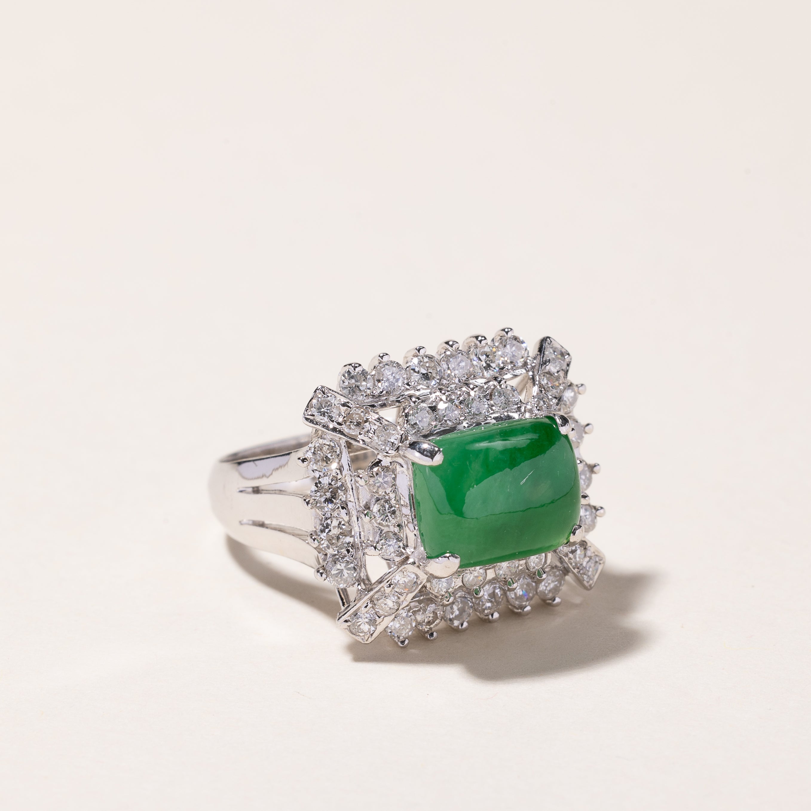 Bague en or blanc 14 carats, jade et diamants | 9,60 x 7,50 x 3,50 mm, 0,73 ct | Taille 5,75 