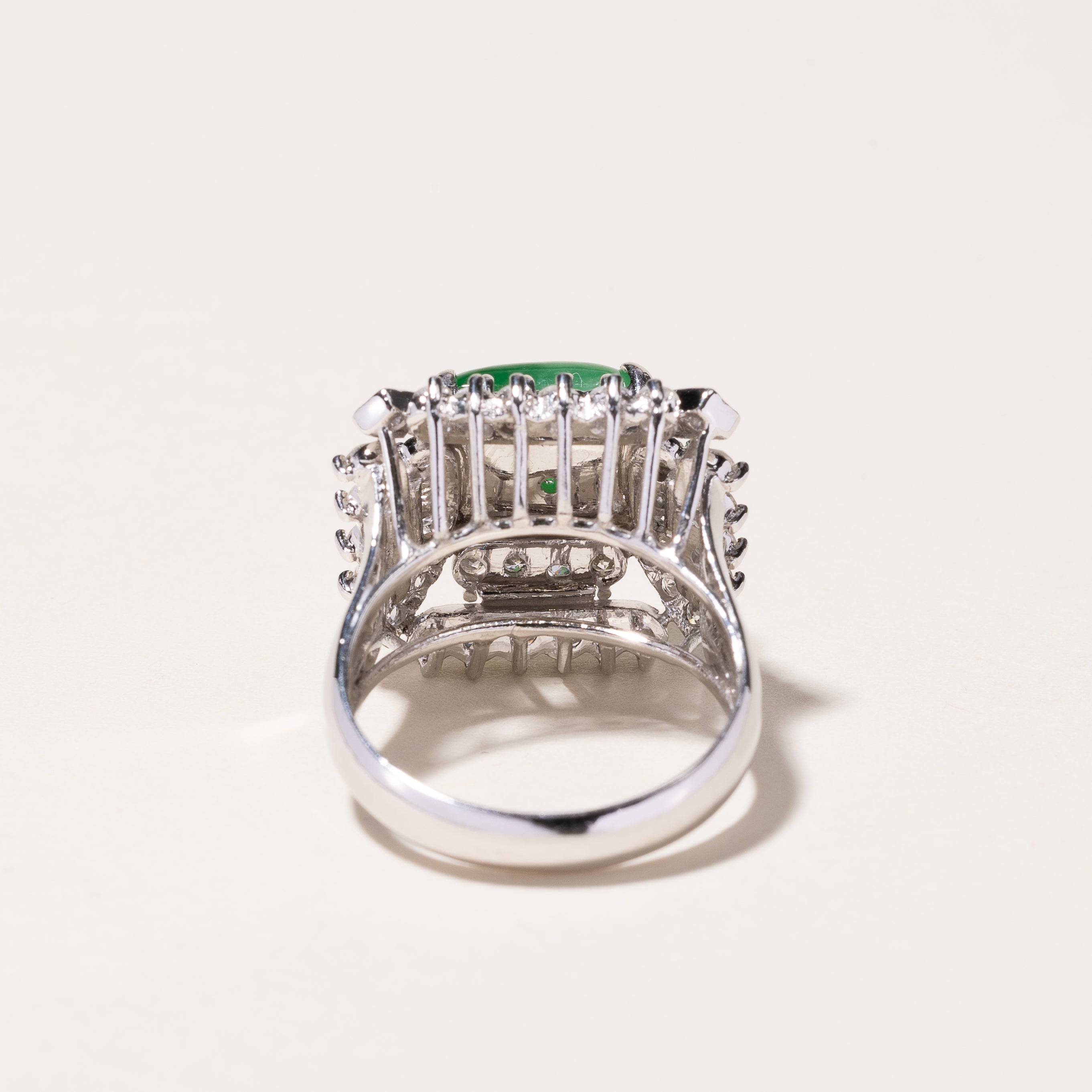 Bague en or blanc 14 carats, jade et diamants | 9,60 x 7,50 x 3,50 mm, 0,73 ct | Taille 5,75 