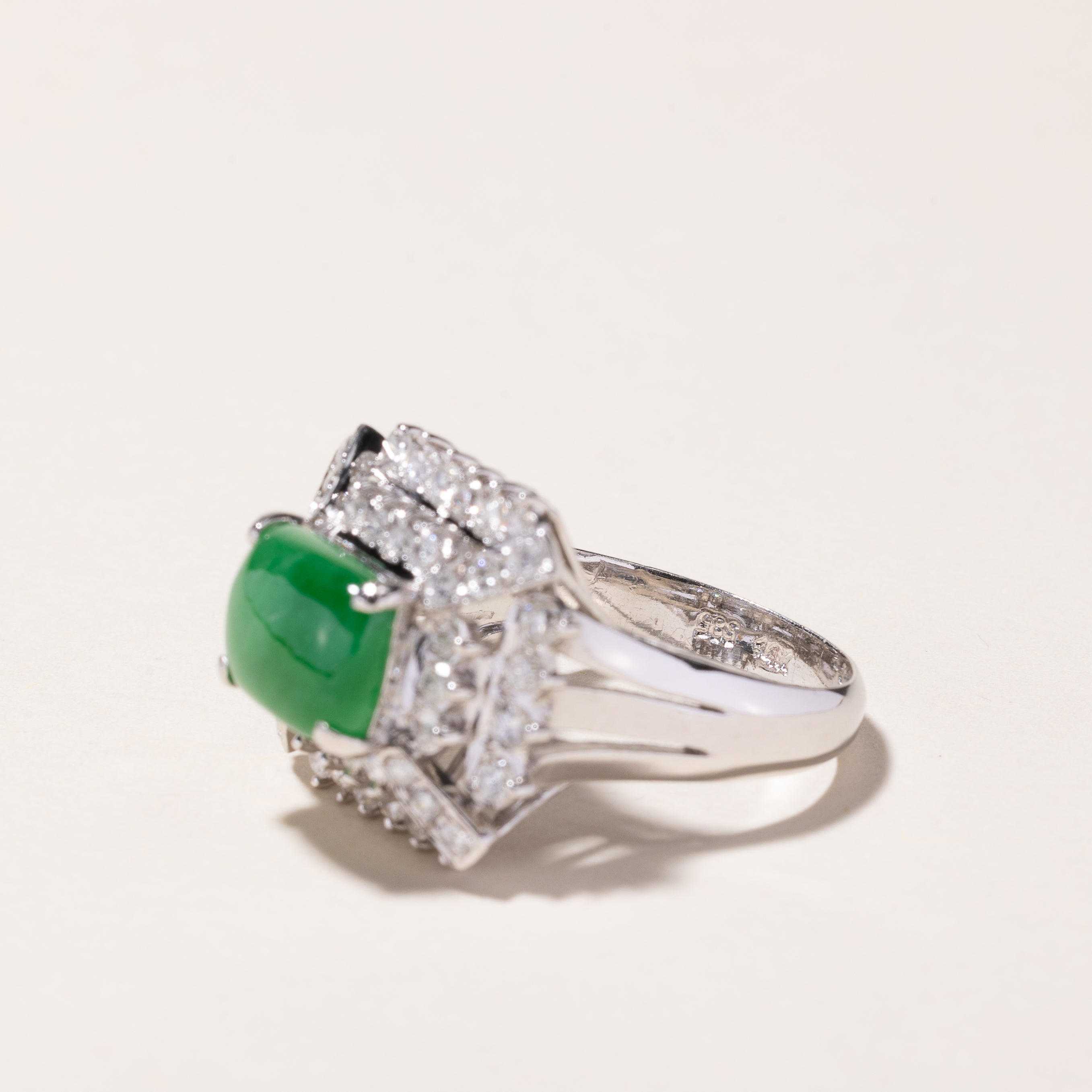 Bague en or blanc 14 carats, jade et diamants | 9,60 x 7,50 x 3,50 mm, 0,73 ct | Taille 5,75 