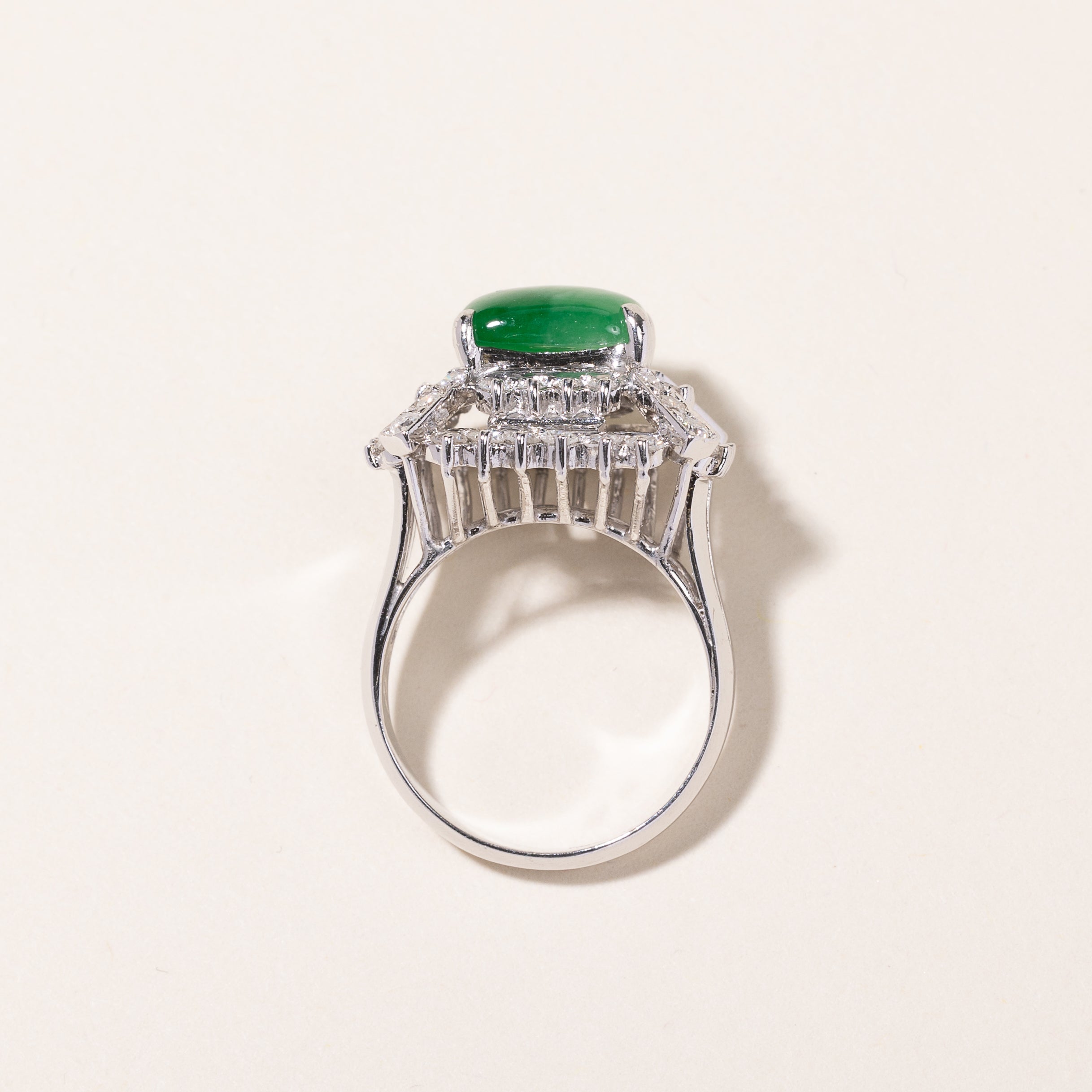 Bague en or blanc 14 carats, jade et diamants | 9,60 x 7,50 x 3,50 mm, 0,73 ct | Taille 5,75 