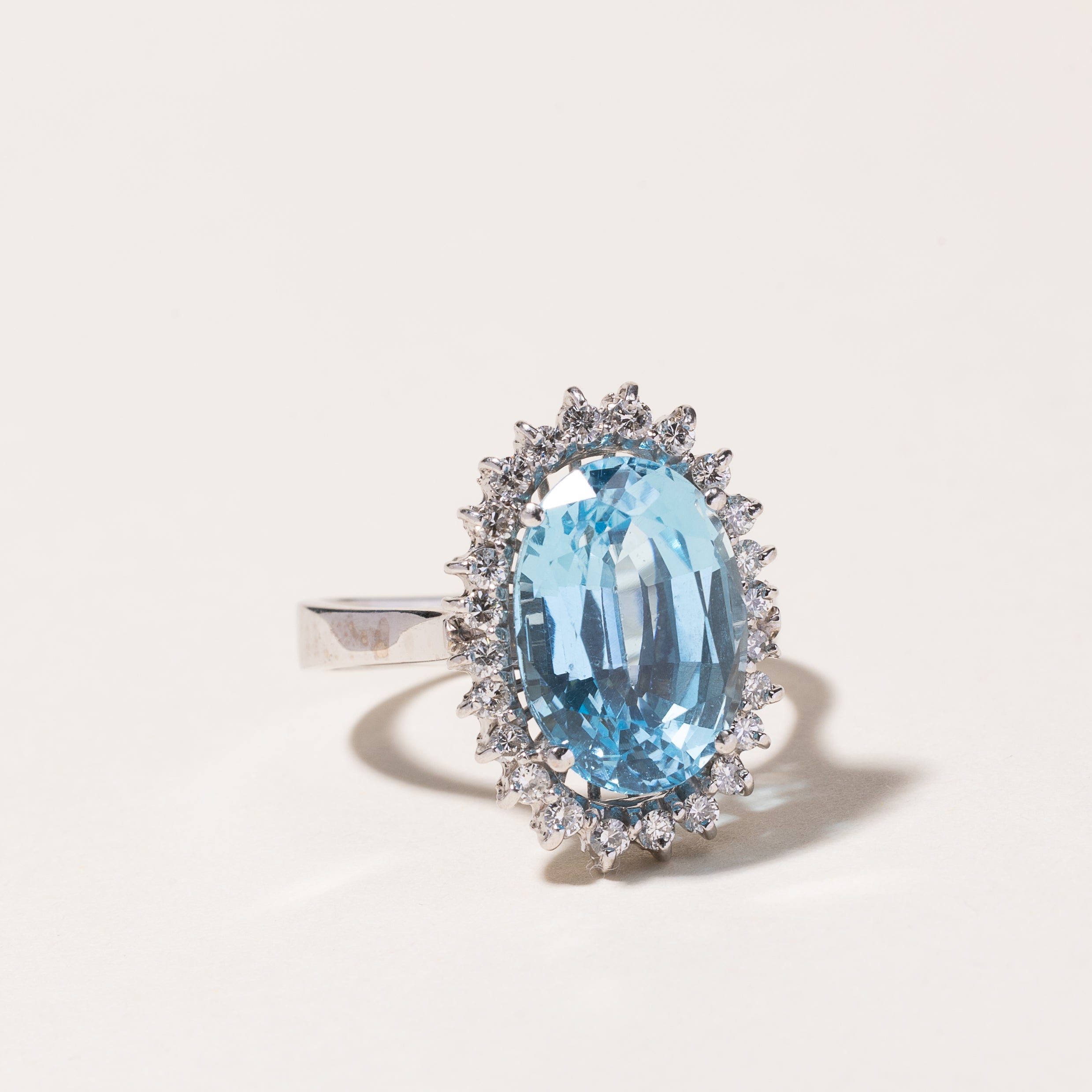 Bague en or blanc 18 carats, topaze et diamants | 6,87 ct, 0,48 ct au total | Taille 8,5 