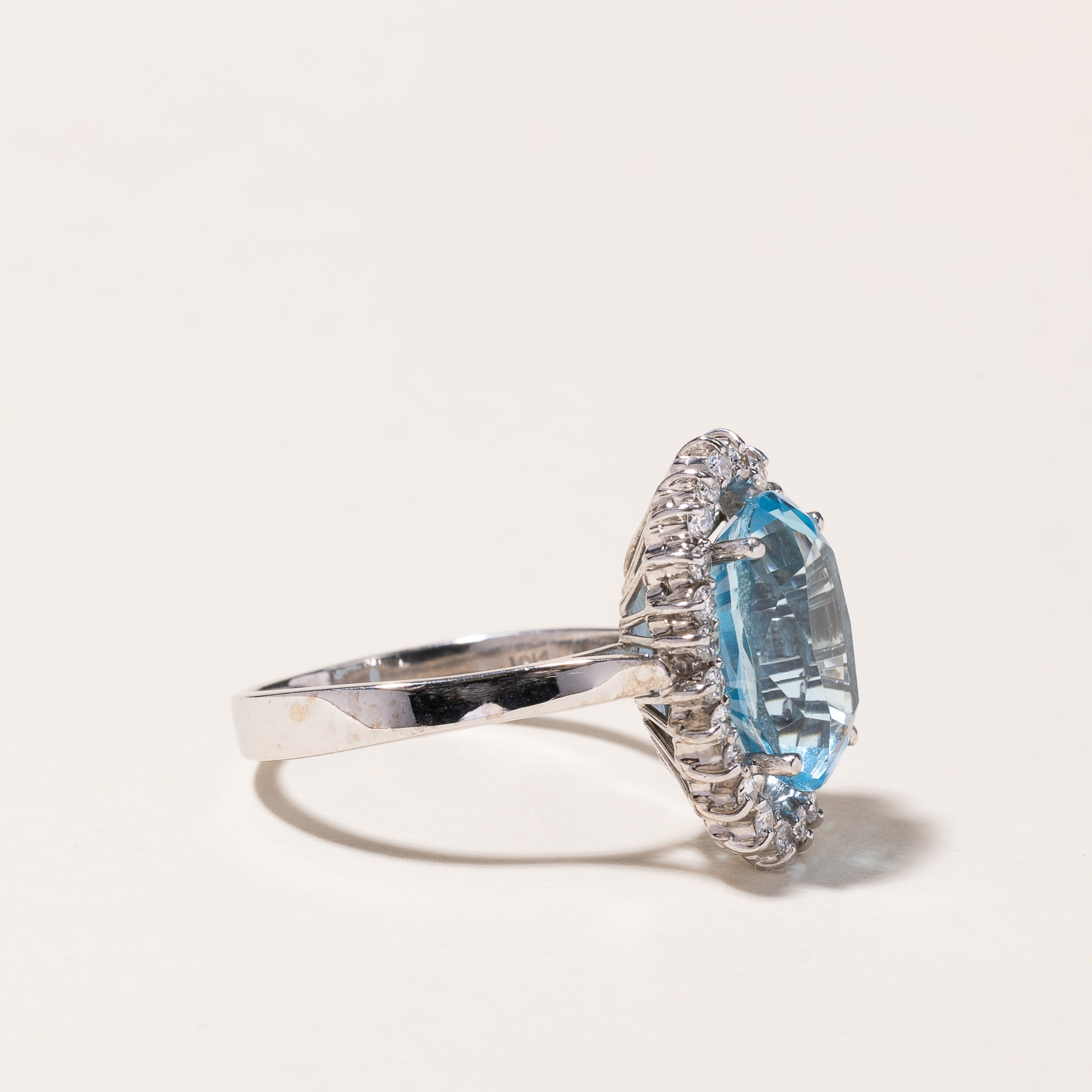 Bague en or blanc 18 carats, topaze et diamants | 6,87 ct, 0,48 ct au total | Taille 8,5 