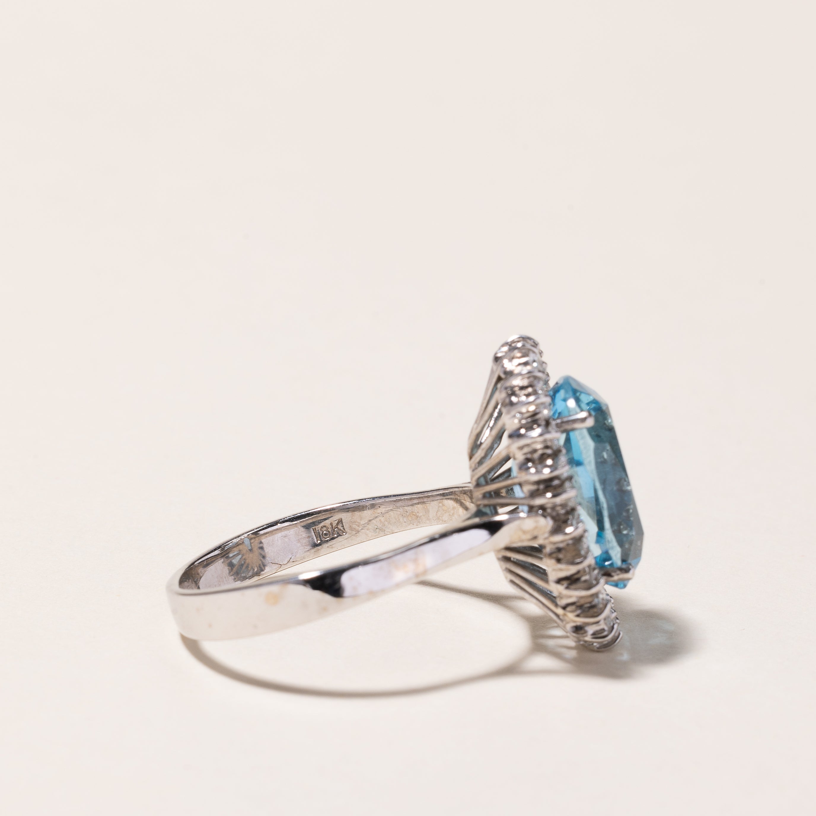 Bague en or blanc 18 carats, topaze et diamants | 6,87 ct, 0,48 ct au total | Taille 8,5 