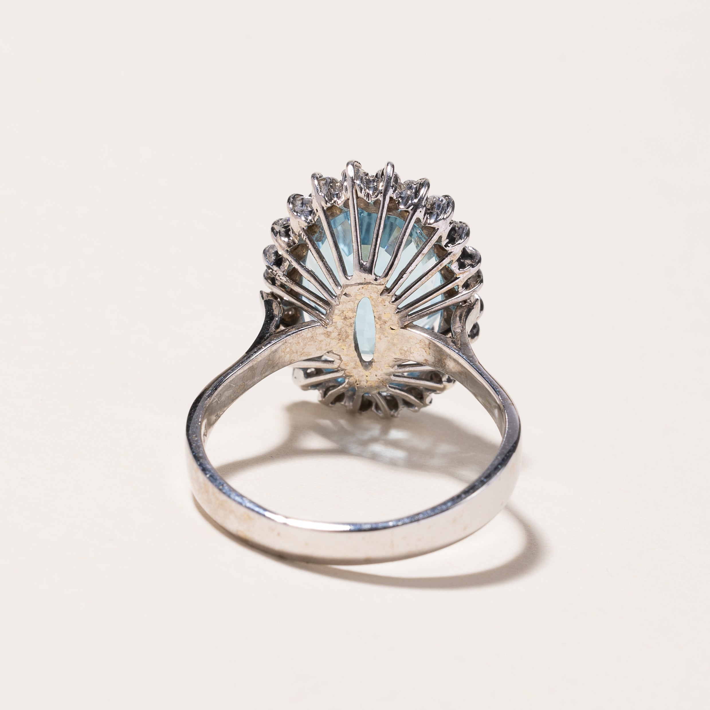 Bague en or blanc 18 carats, topaze et diamants | 6,87 ct, 0,48 ct au total | Taille 8,5 