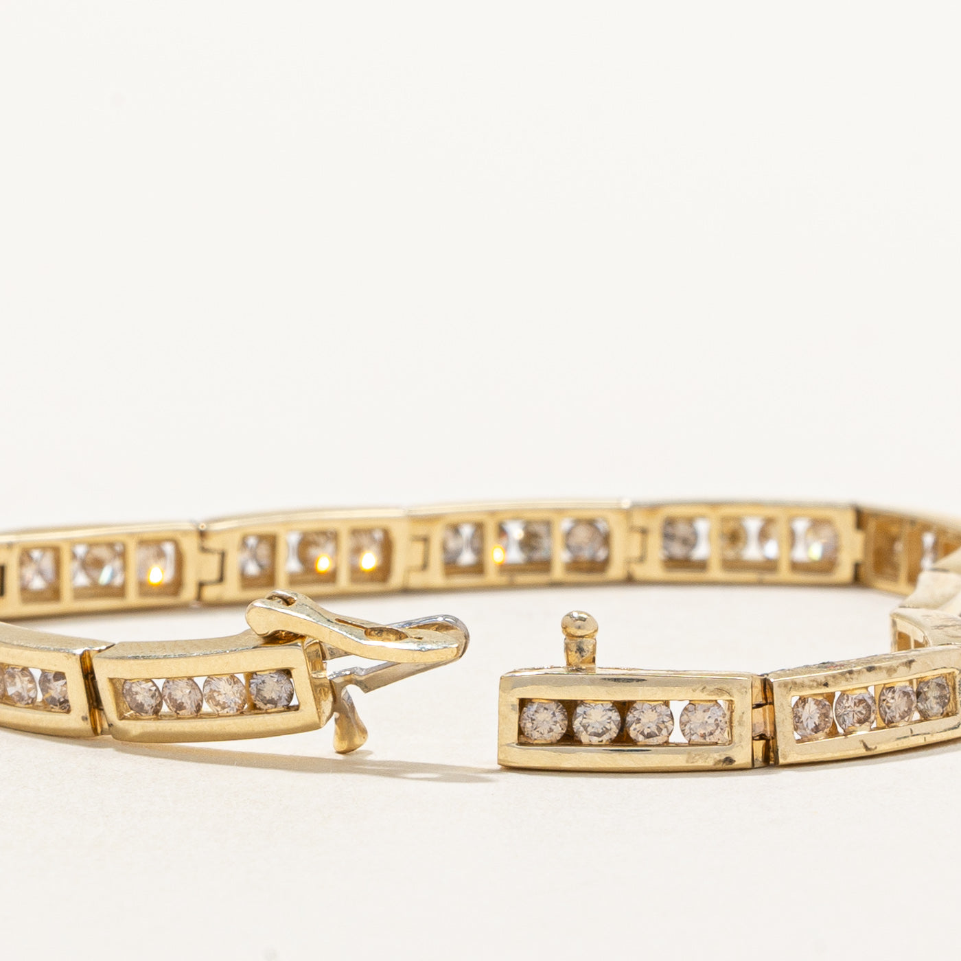 Bracelet serti de diamants en canal | 2,39 ct au total | 6,5 po | 