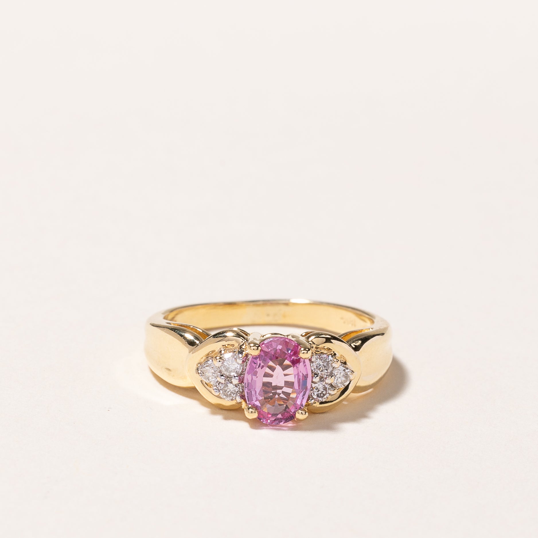 Bague en or jaune 18 carats, saphir rose et diamants | 0,84 ct, 0,15 ct au total | Taille 5,75 