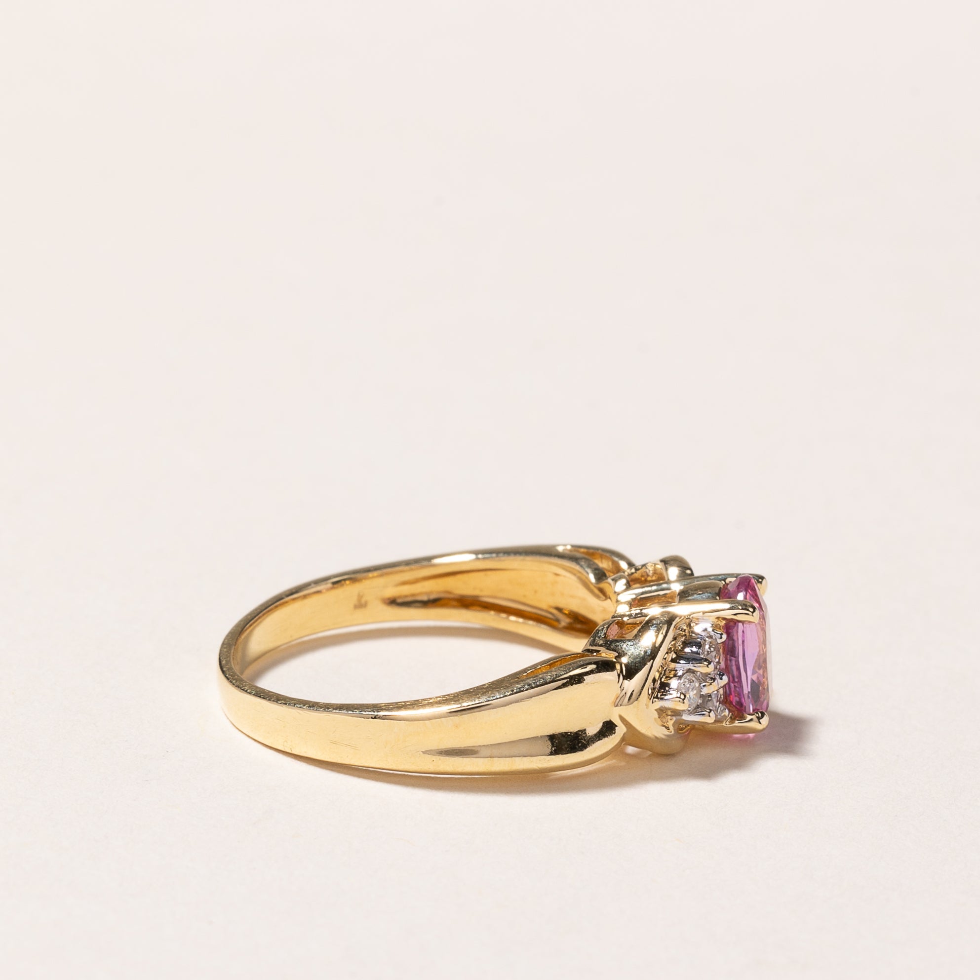 Bague en or jaune 18 carats, saphir rose et diamants | 0,84 ct, 0,15 ct au total | Taille 5,75 