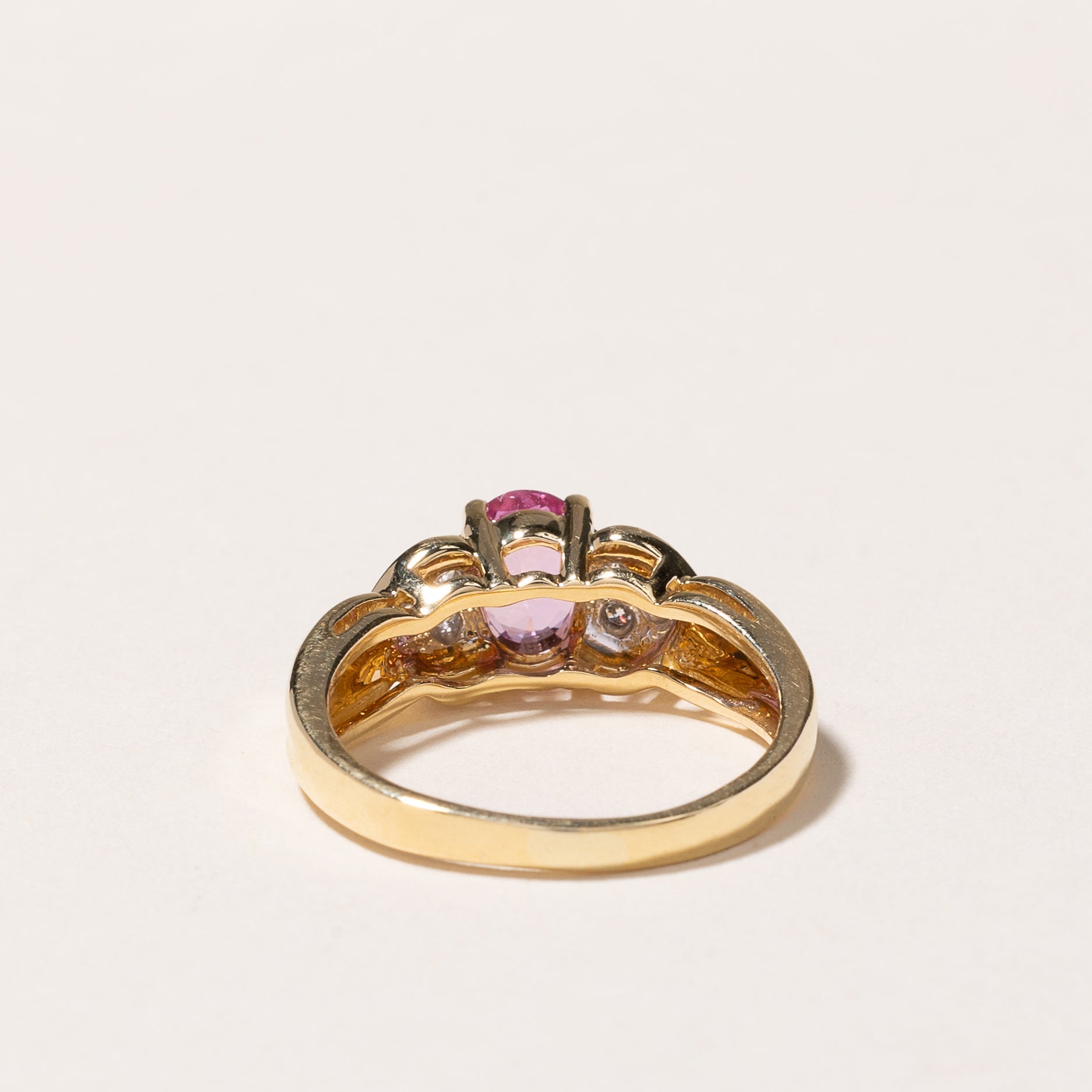 Bague en or jaune 18 carats, saphir rose et diamants | 0,84 ct, 0,15 ct au total | Taille 5,75 