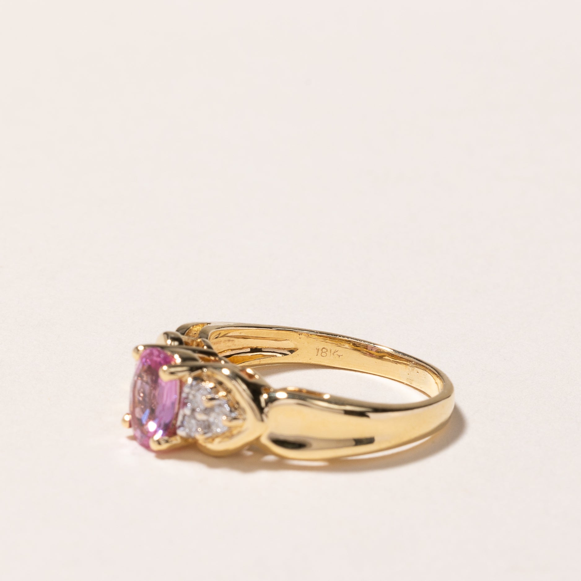Bague en or jaune 18 carats, saphir rose et diamants | 0,84 ct, 0,15 ct au total | Taille 5,75 