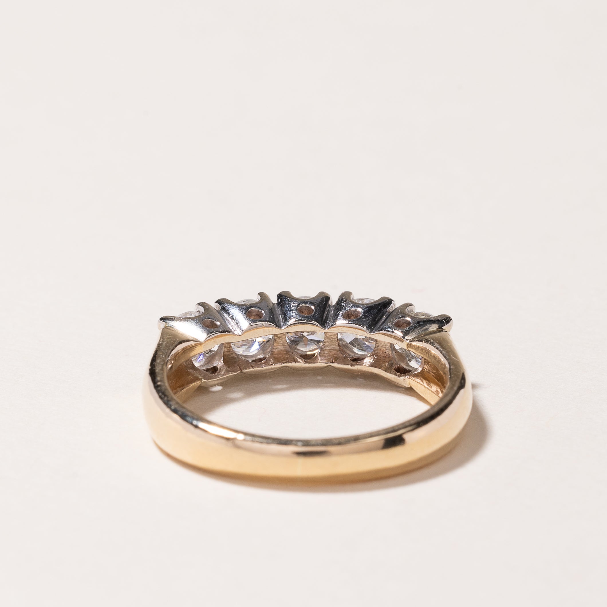 Bague en or jaune 14 carats sertie de cinq diamants | 0,87 ct au total | Taille 5,25 