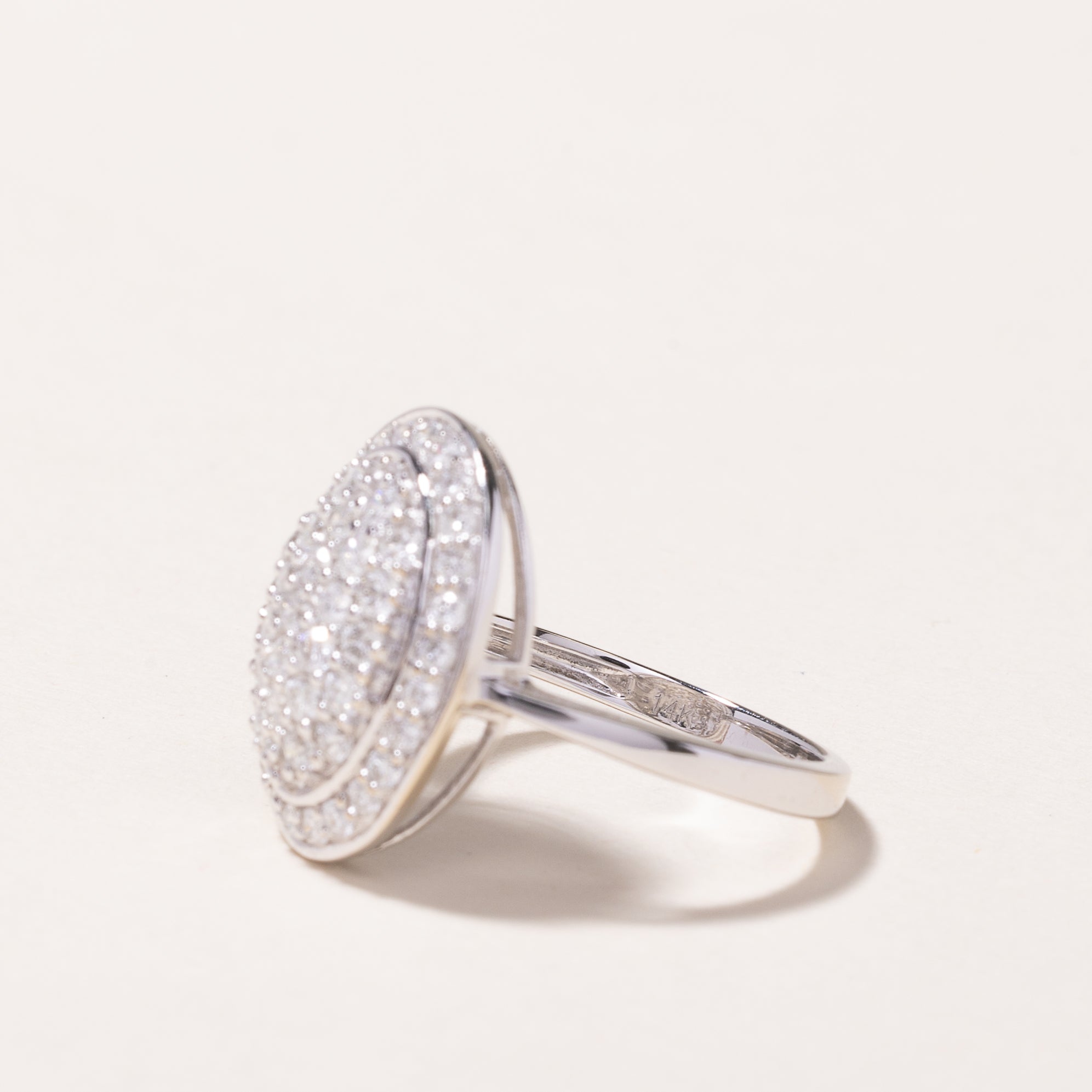 Bague en or blanc 14 carats sertie d'un diamant ovale en grappe | 0,67 ct | Taille 7 