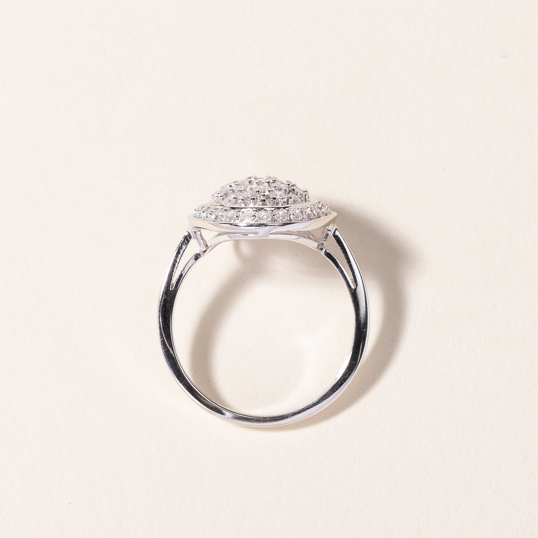Bague en or blanc 14 carats sertie d'un diamant ovale en grappe | 0,67 ct | Taille 7 