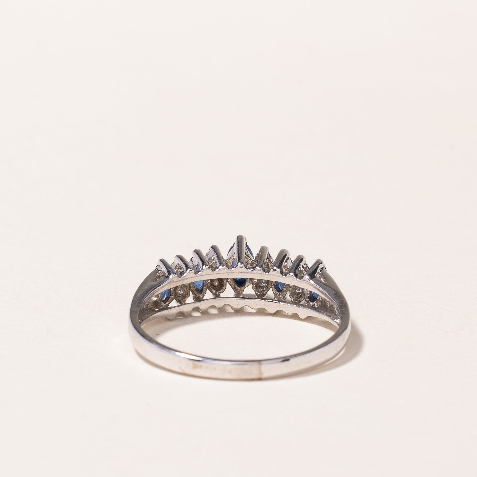Bague en platine, saphir et diamants | 0,57 ct (poids total), 0,15 ct (poids total) | Taille 9 