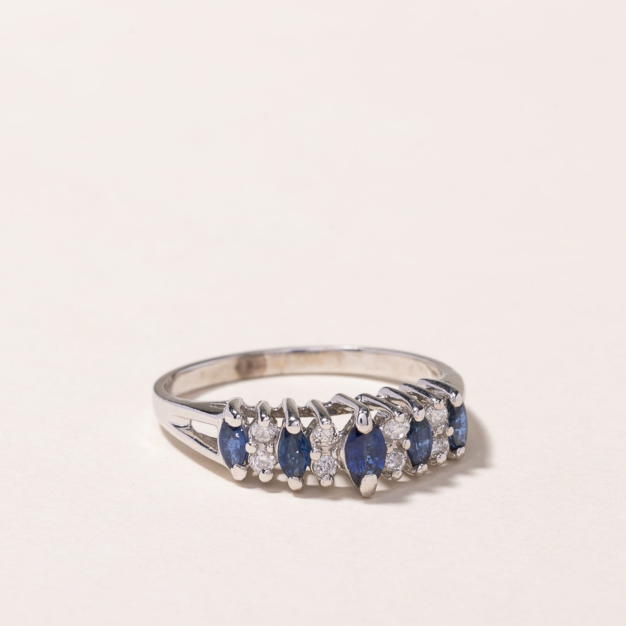 Bague en platine, saphir et diamants | 0,57 ct (poids total), 0,15 ct (poids total) | Taille 9 