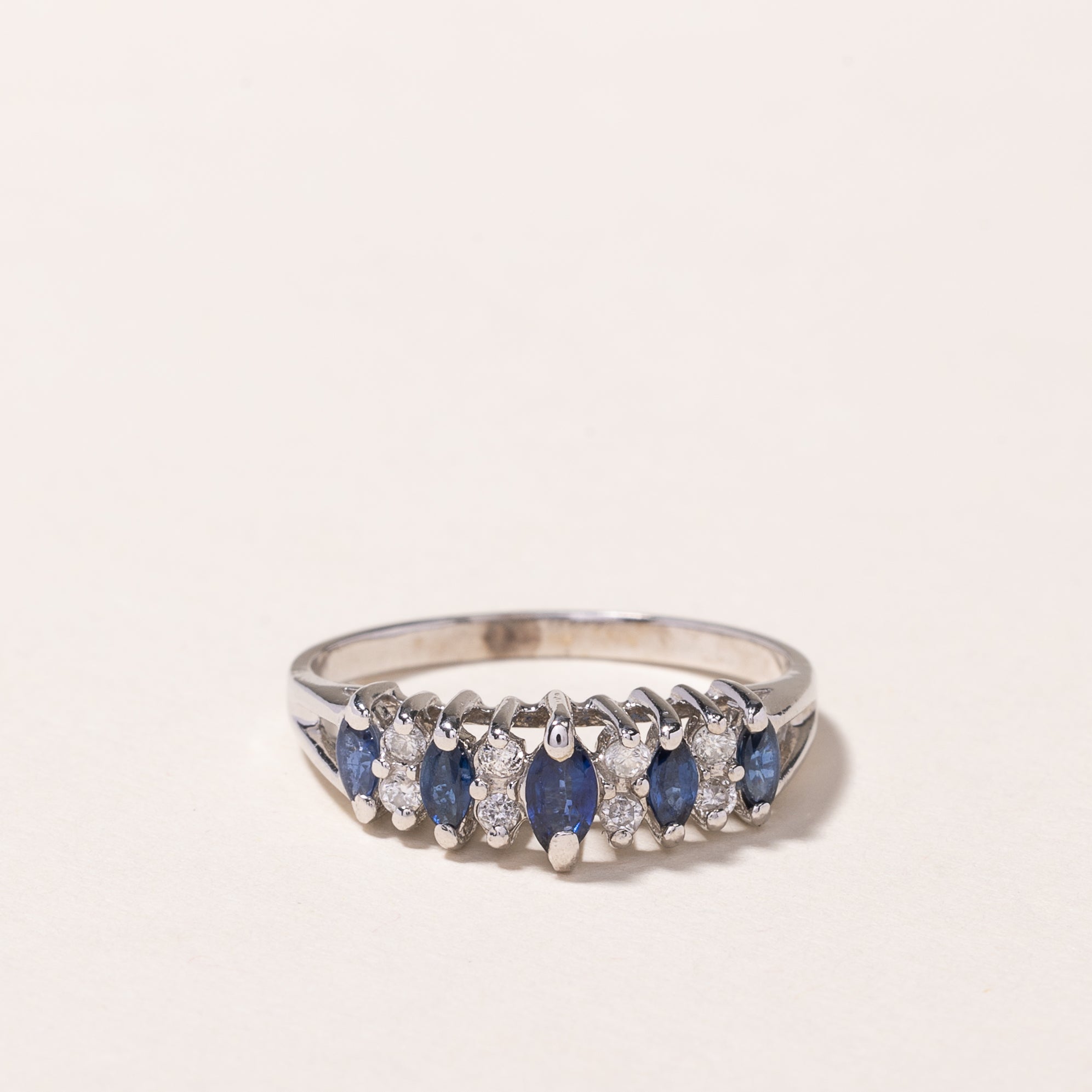 Bague en platine, saphir et diamants | 0,57 ct (poids total), 0,15 ct (poids total) | Taille 9 