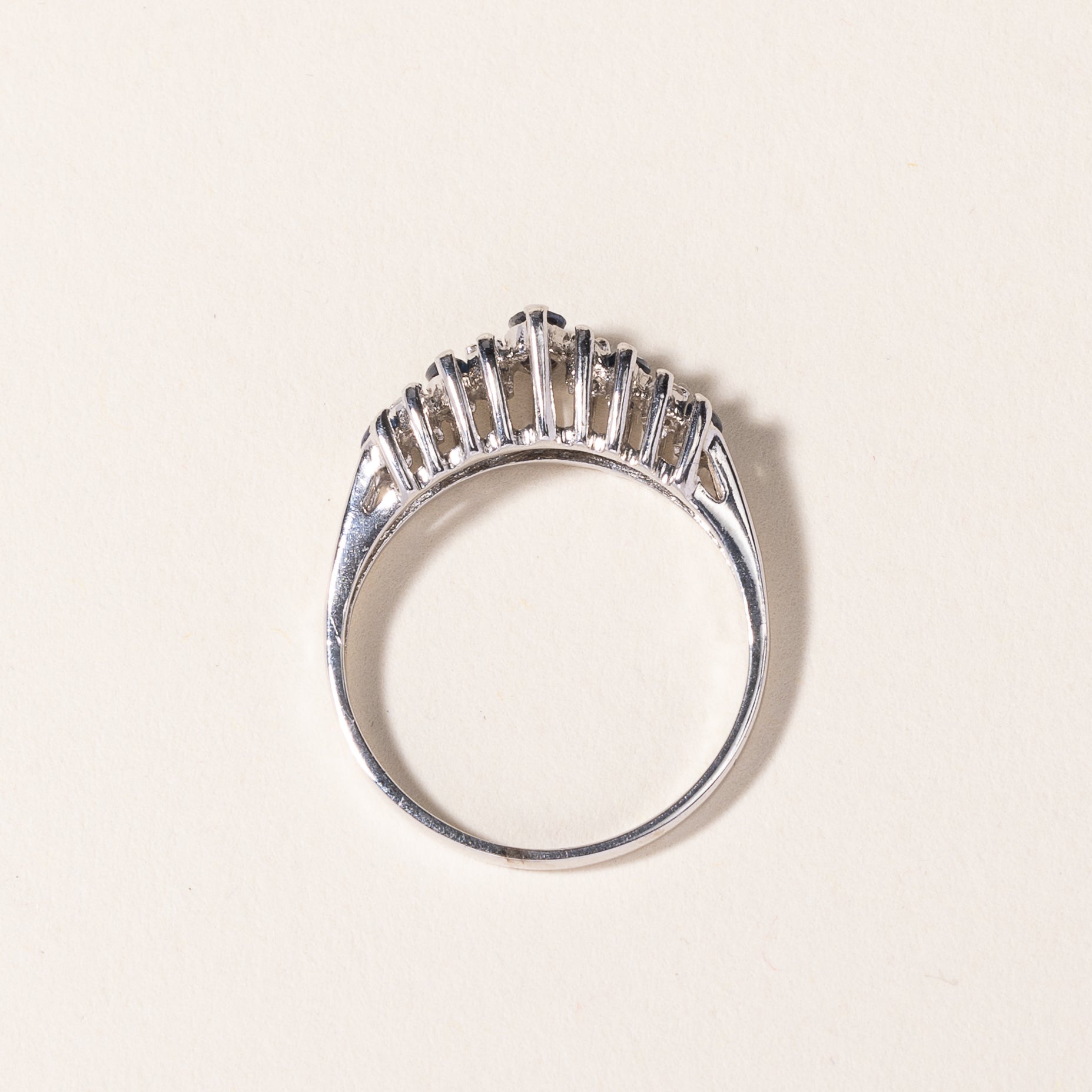 Bague en platine, saphir et diamants | 0,57 ct (poids total), 0,15 ct (poids total) | Taille 9 